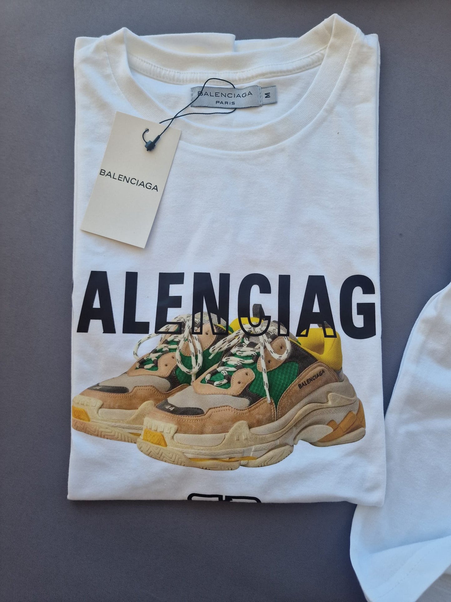 Camiseta balenciaga blanca logo negro zapatos