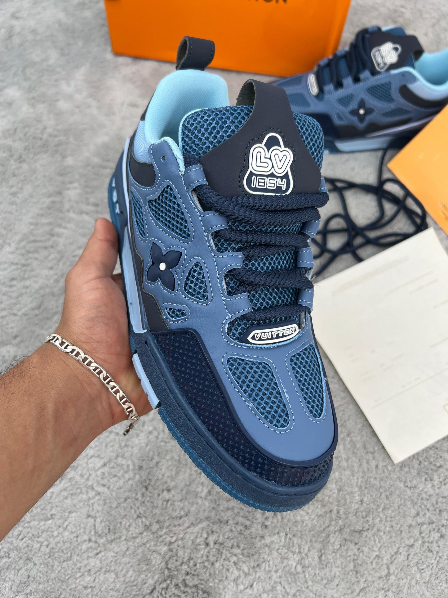 Louis vuitton SKATE 2025 azules detalles negros logo blanco