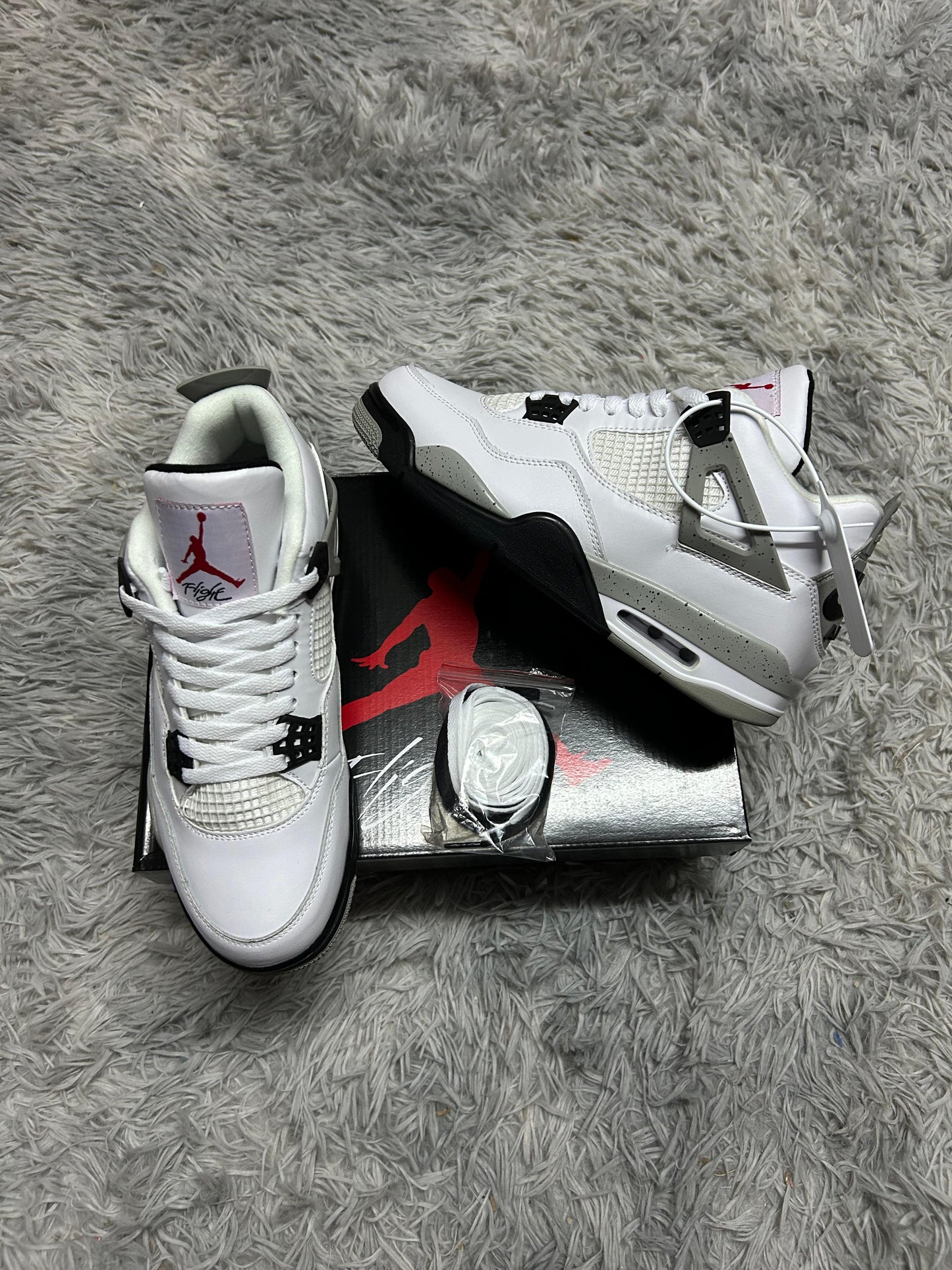 JORDAN 4 blancos detalles grises y negros