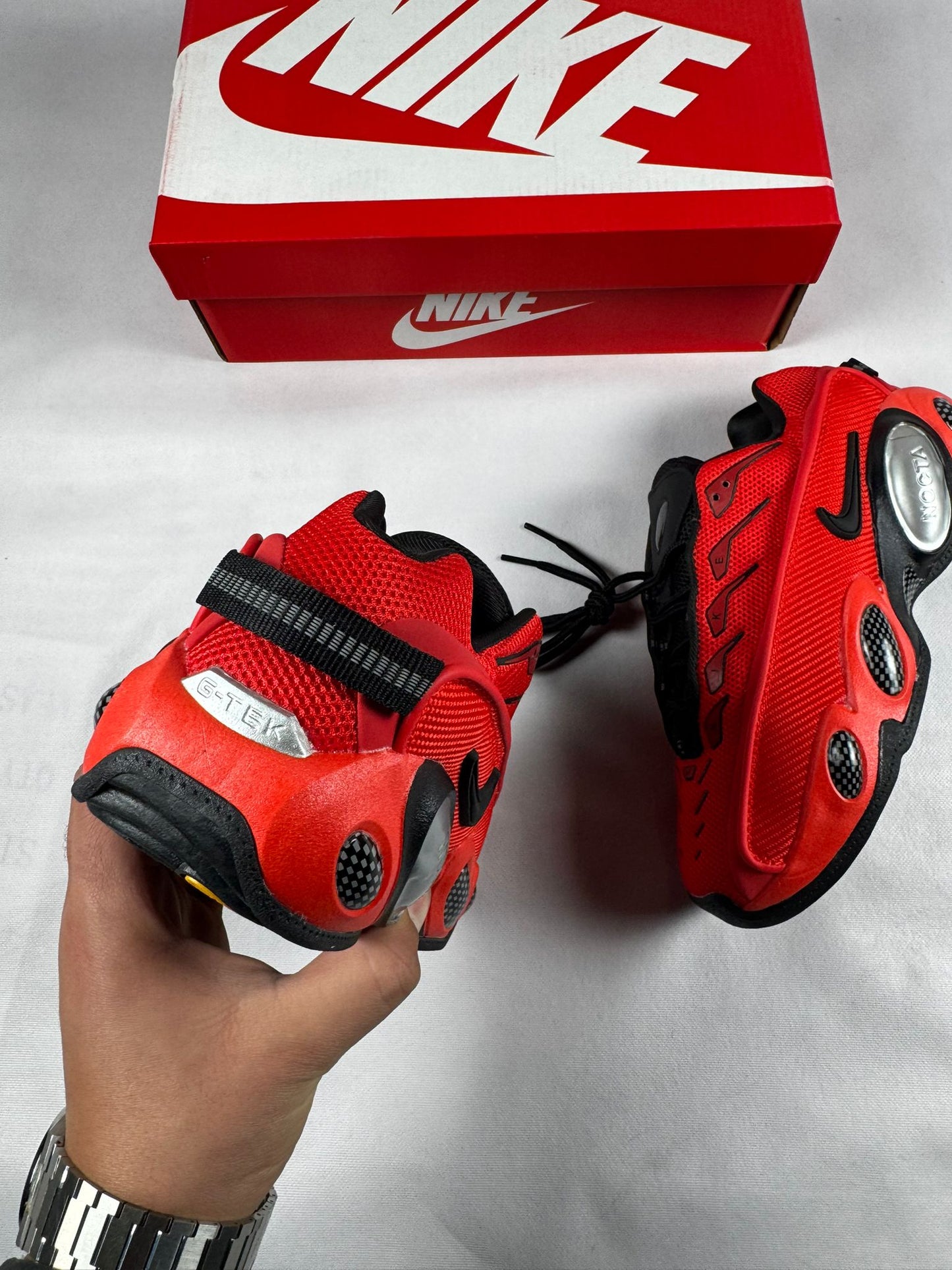 Nike nocta rojas y negro logo negro detalles grises