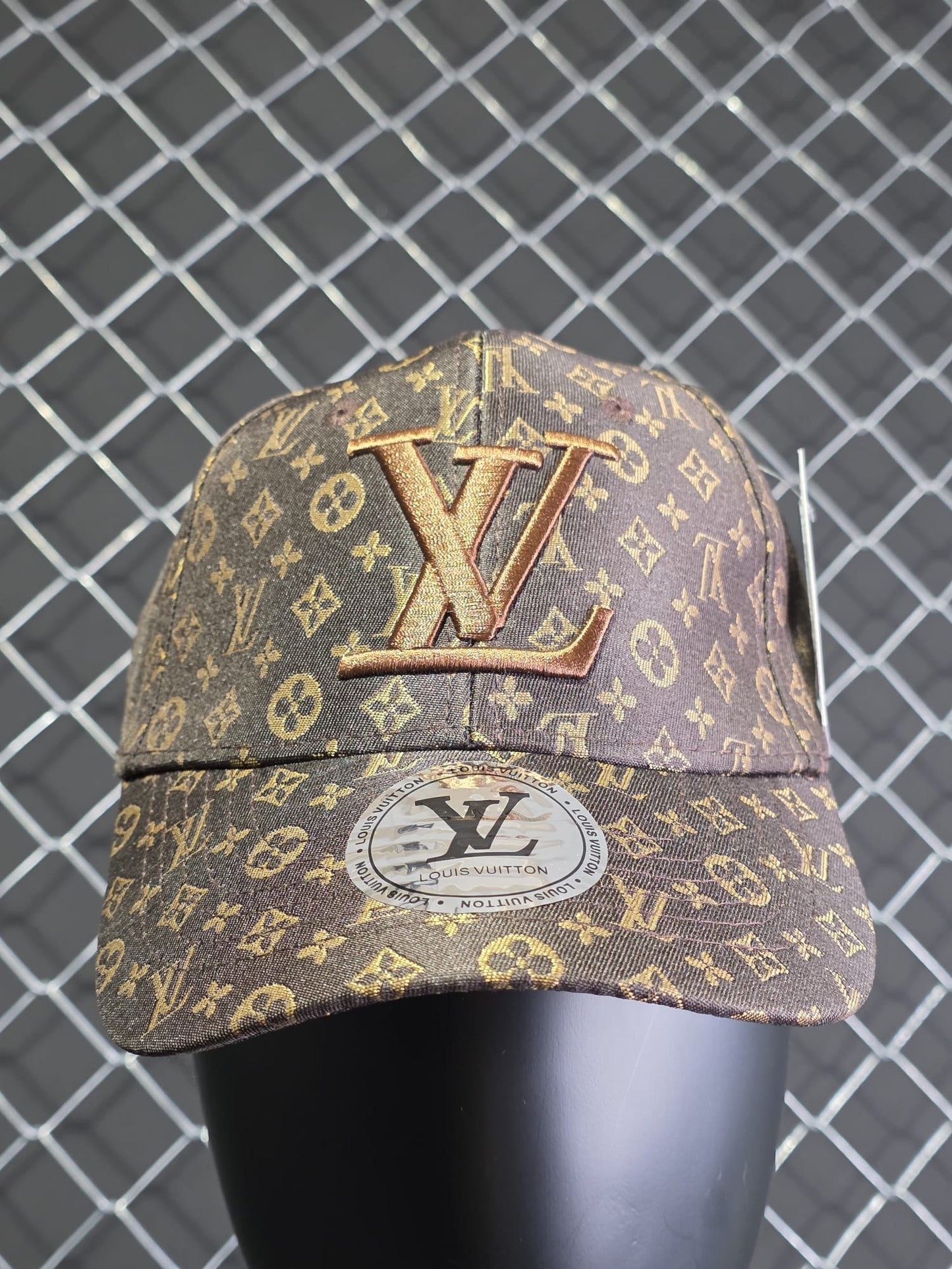 Gorra LV marron logo dorado