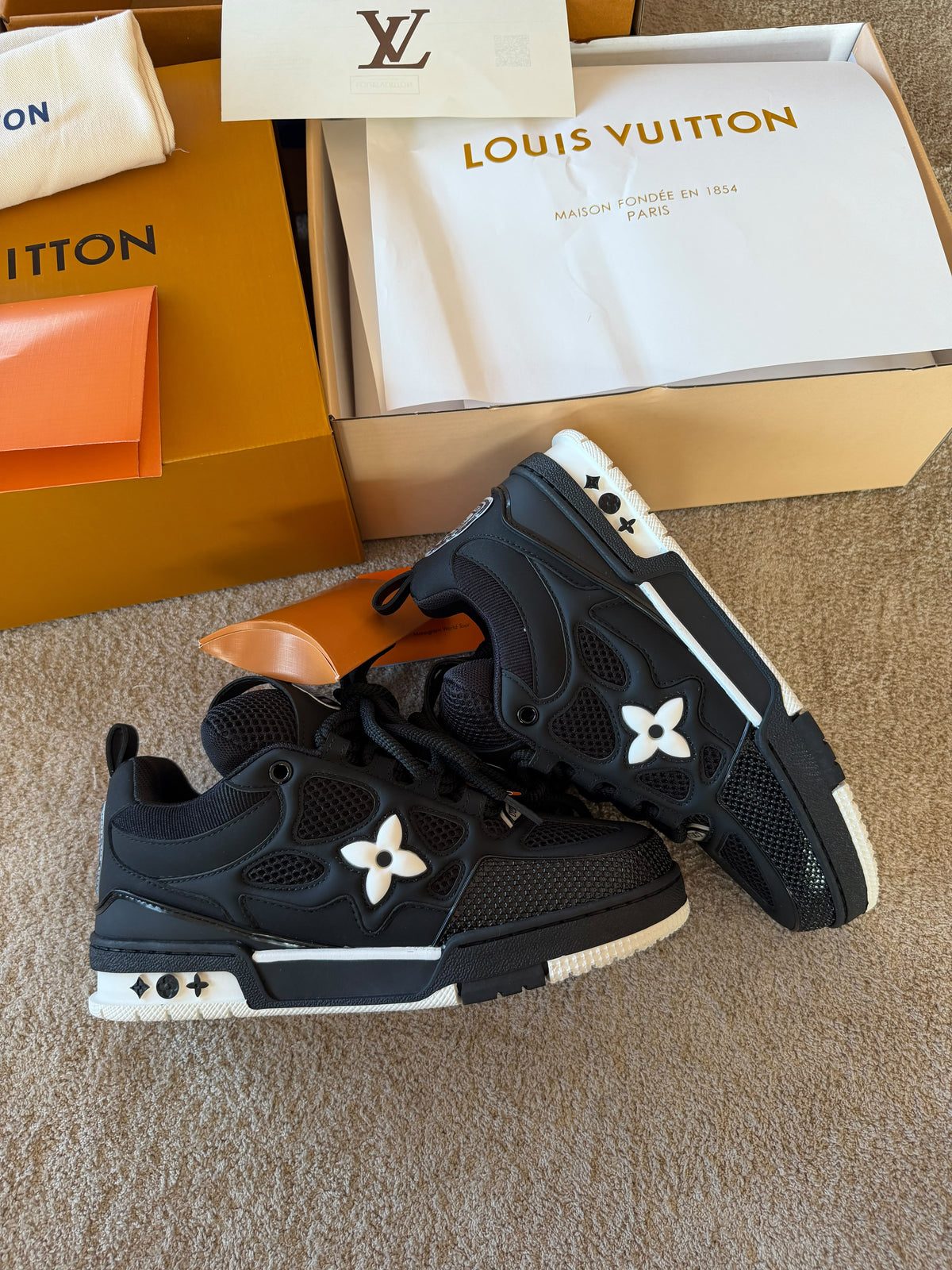 LV Skate negra logo blanco