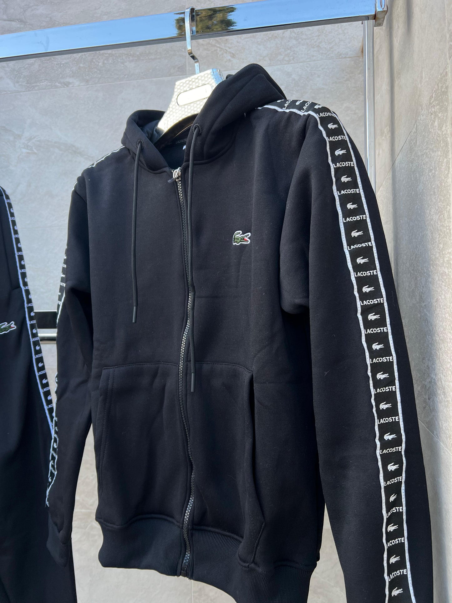 Chandal Lacoste negro lineas laterales
