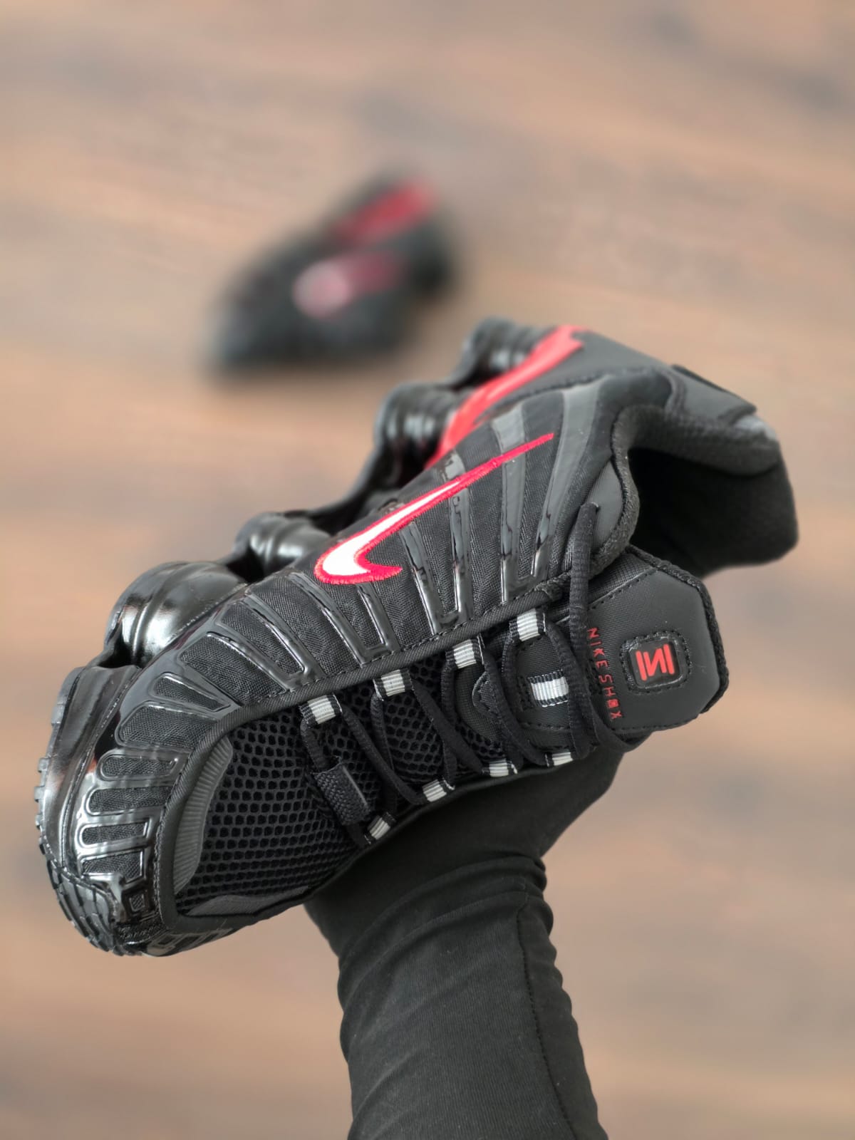 Shox negra logo rojo