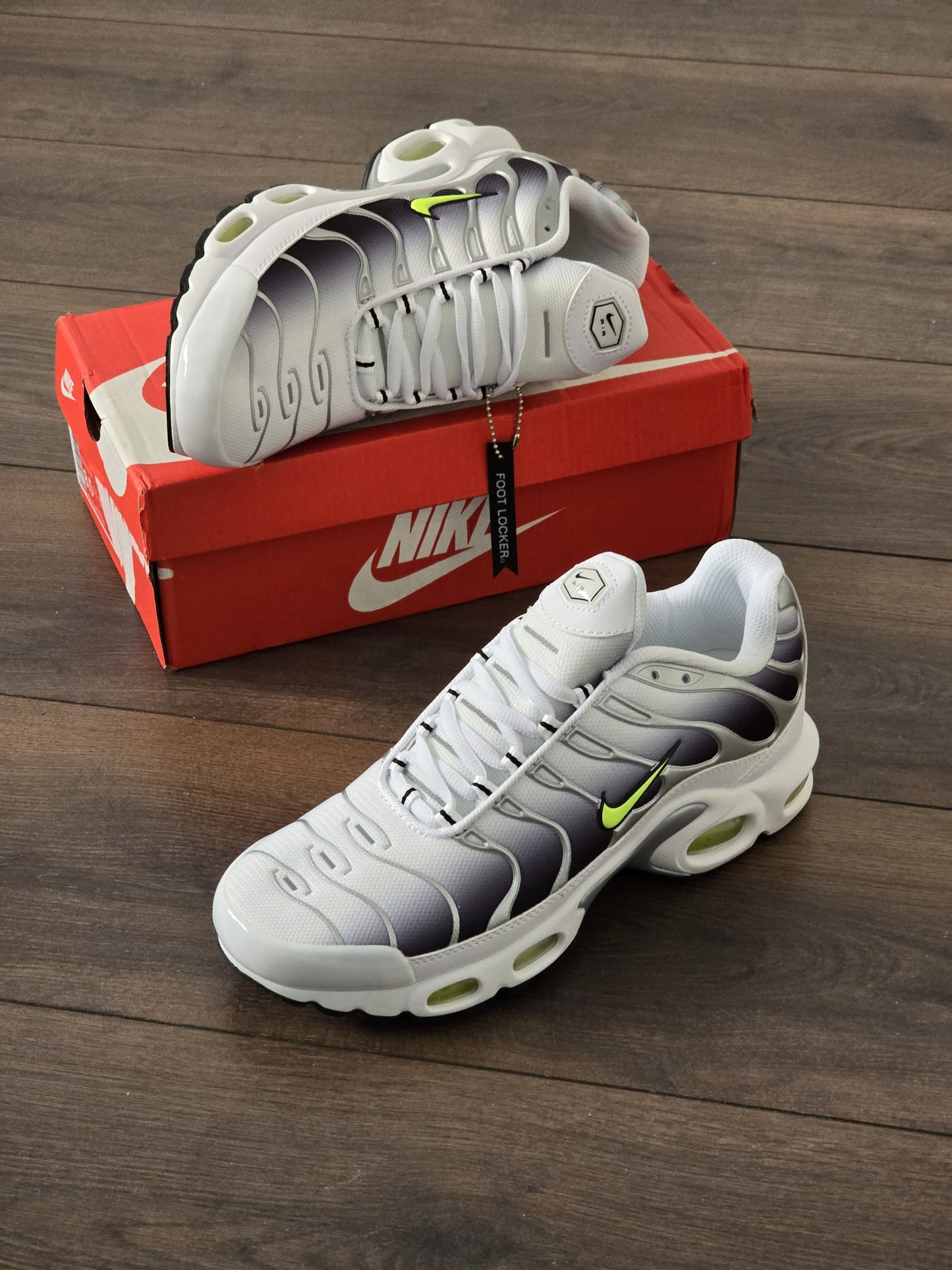 Tn blanca gris logo verde