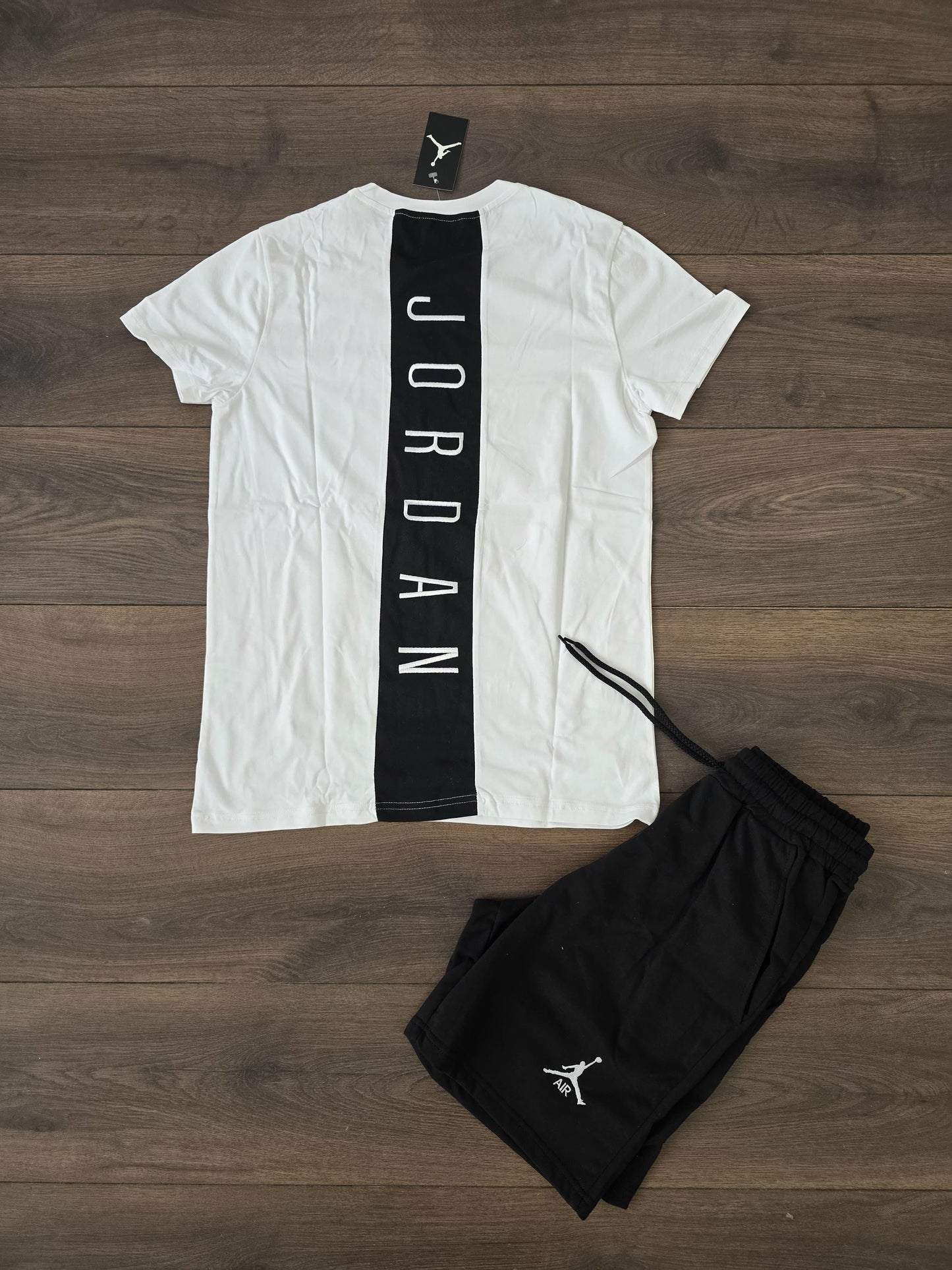 Conjunto verano jordan blanco negro logo central