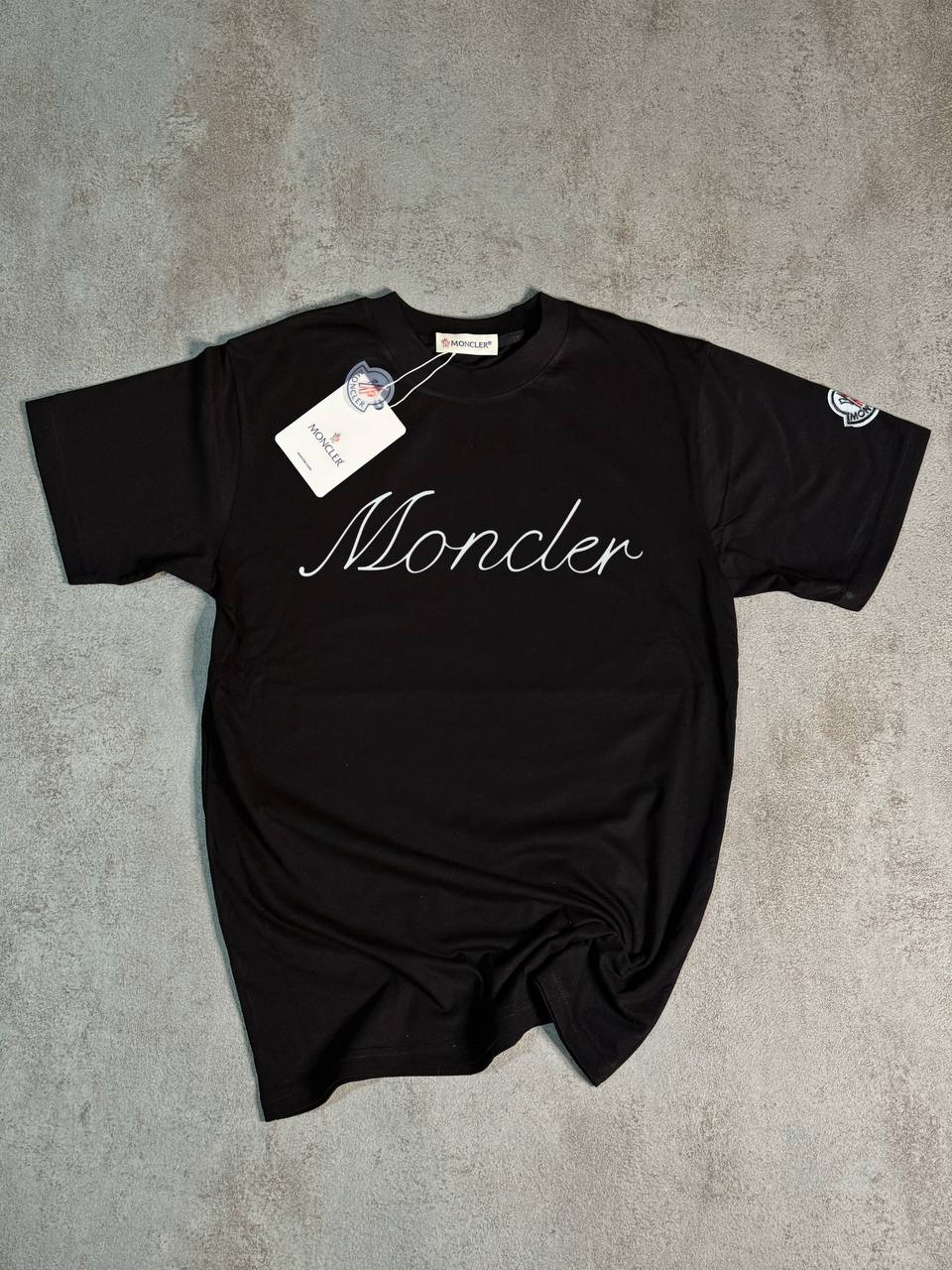Camiseta Moncler negro logo blanco cursiva
