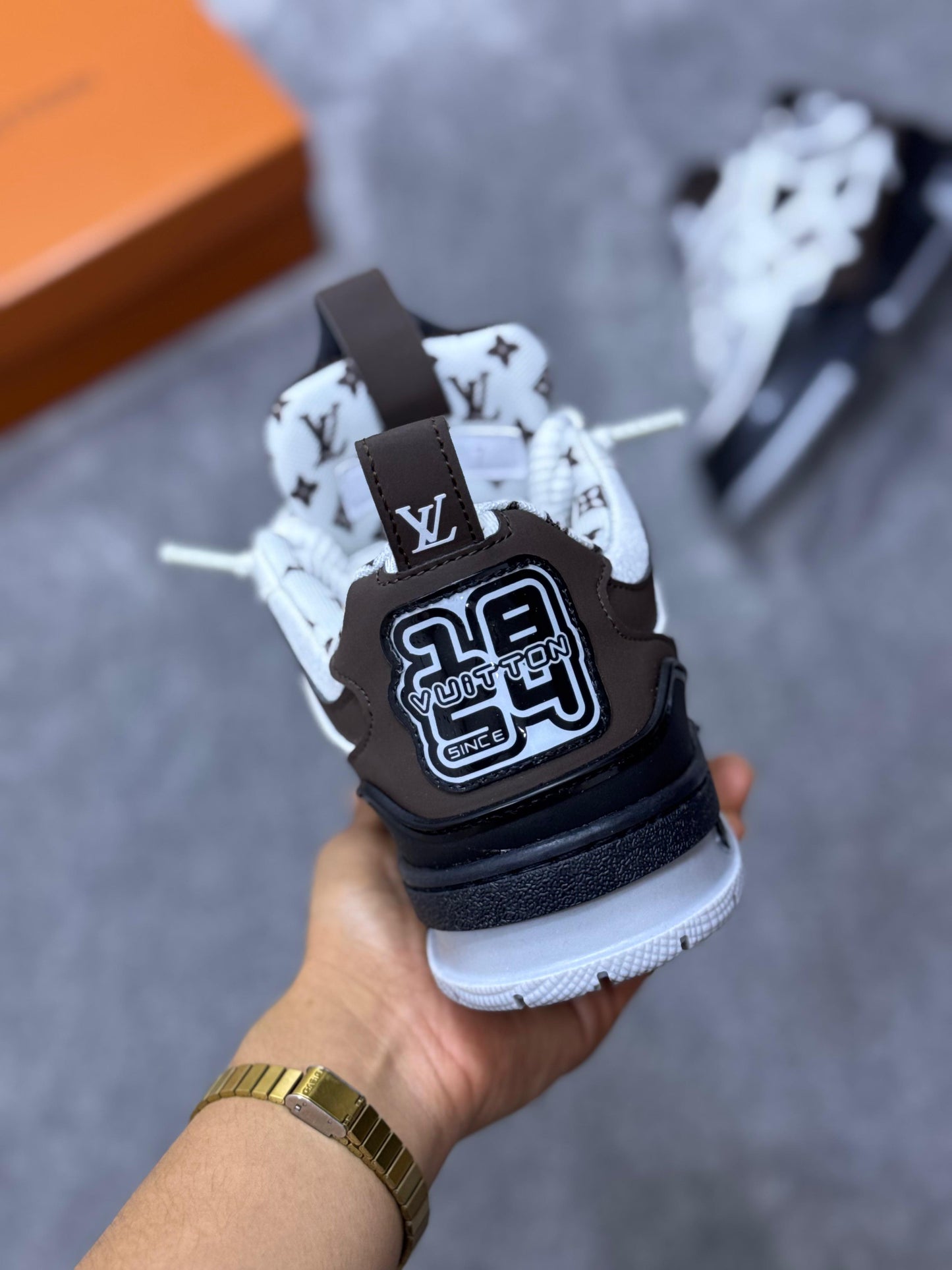 Louis vuitton SKATE 2025 blancas y marron detalles negros