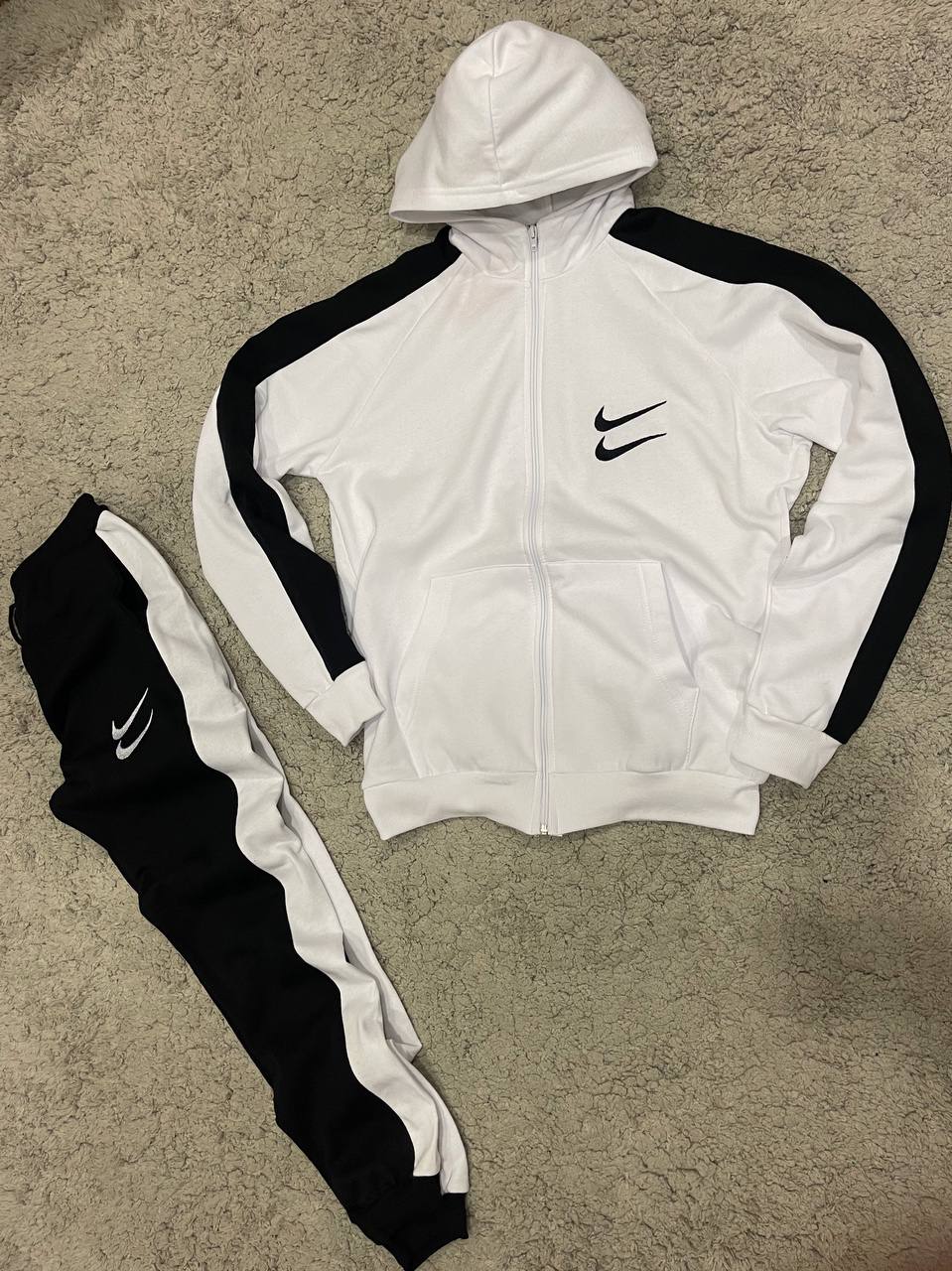 CHANDAL NIKE BLANCO LOGO DOBLE NEGRO