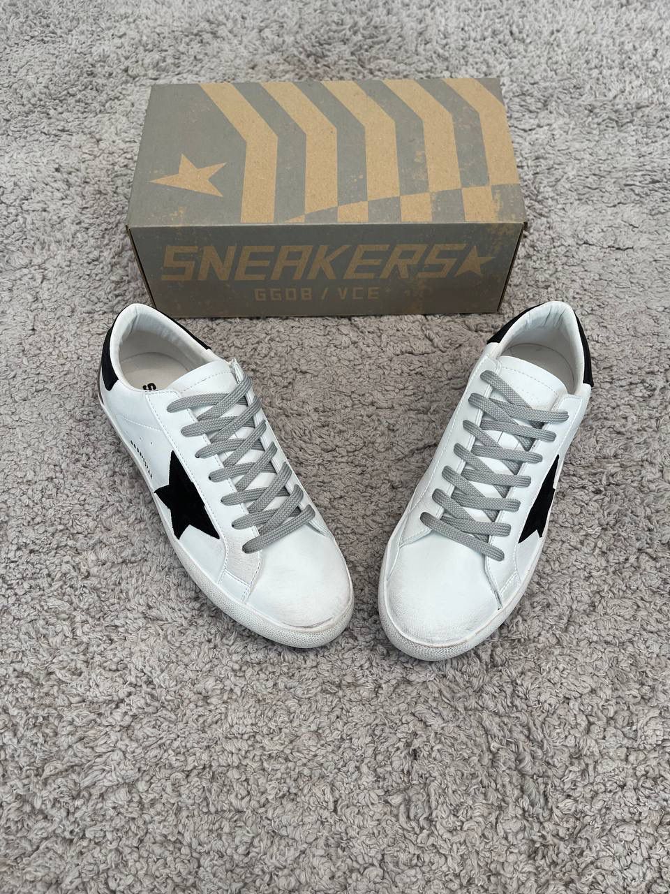 GOLDEN GOOSE BLANCAS LOGO NEGRO