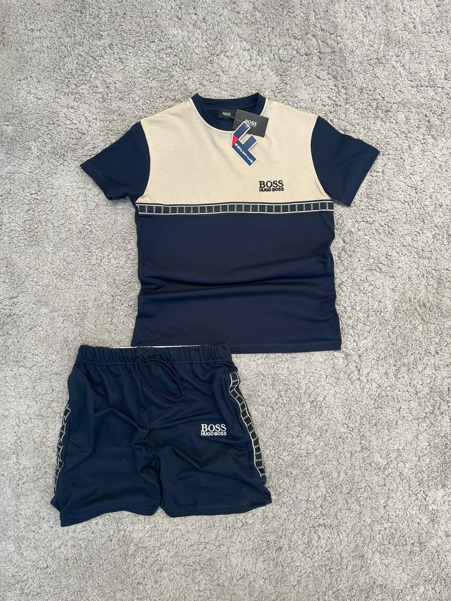 CONJUNTO HUGO BOSS blanco y azul marino detalles negros logo negro