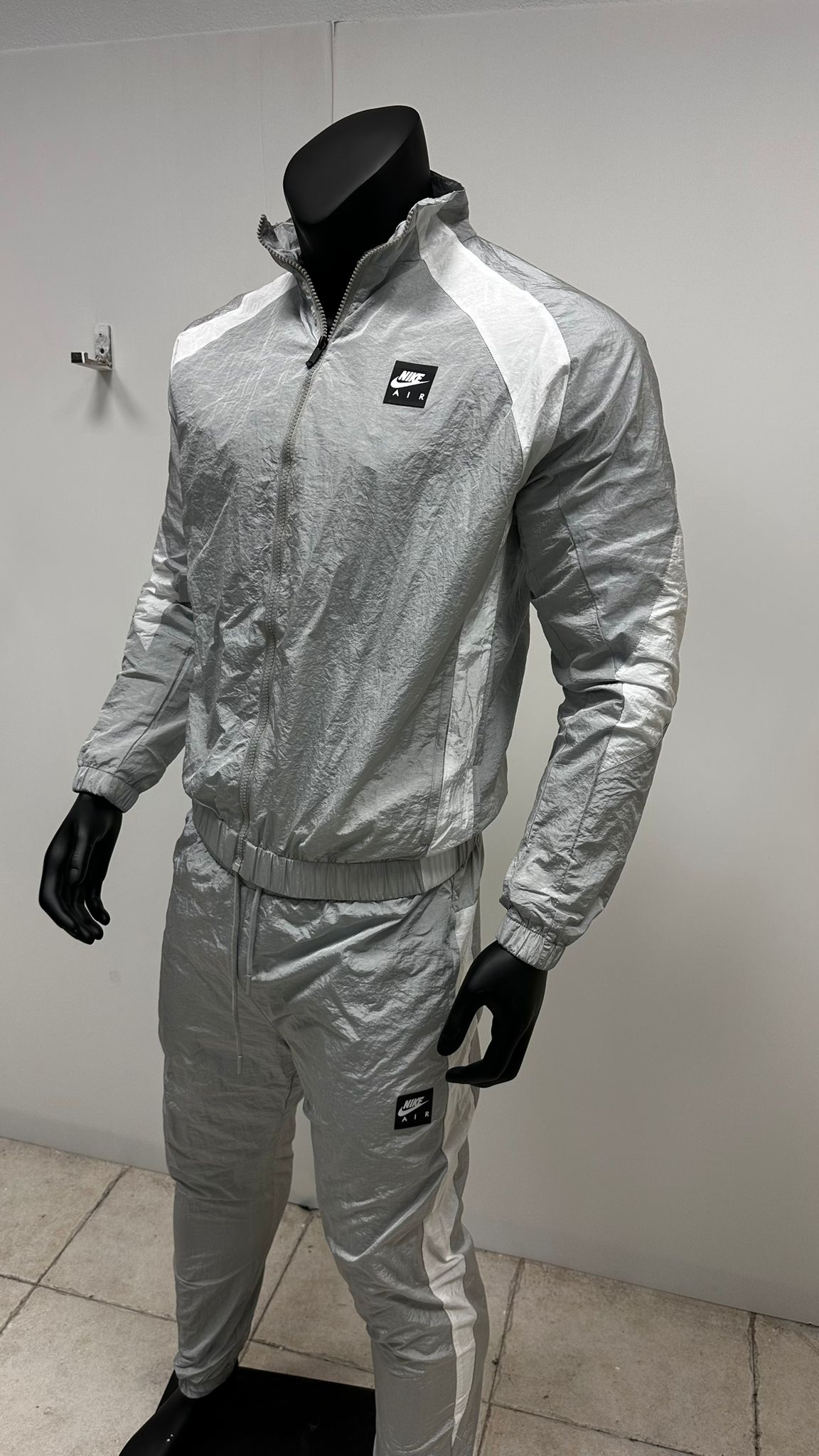 Chandal nike gris logo blanco y negro logo grande en espalda