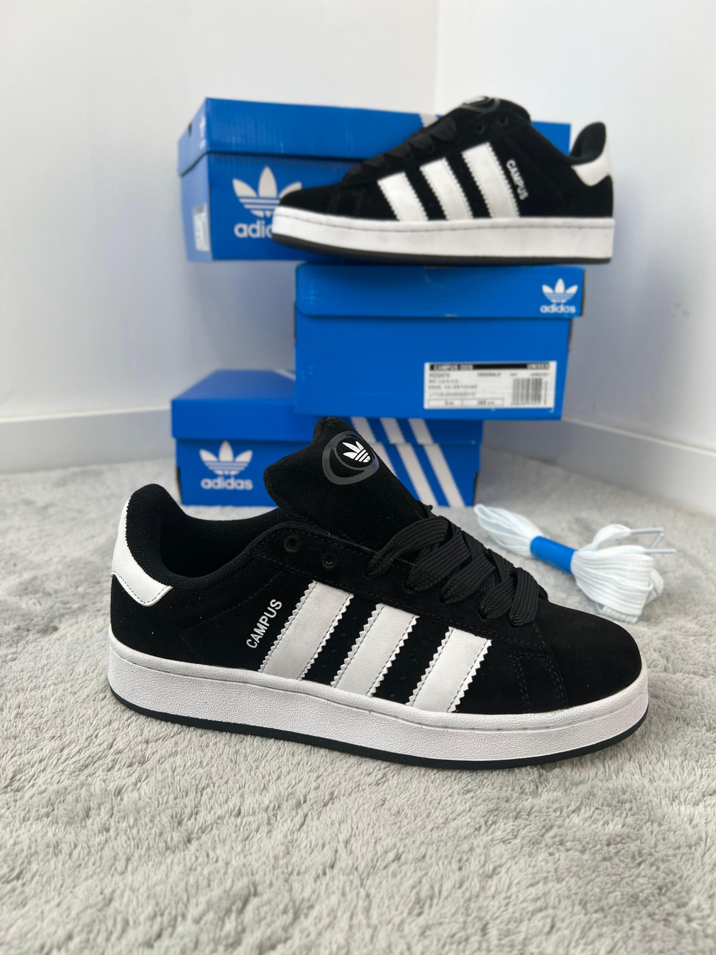 Adidas campus negro logo blanco