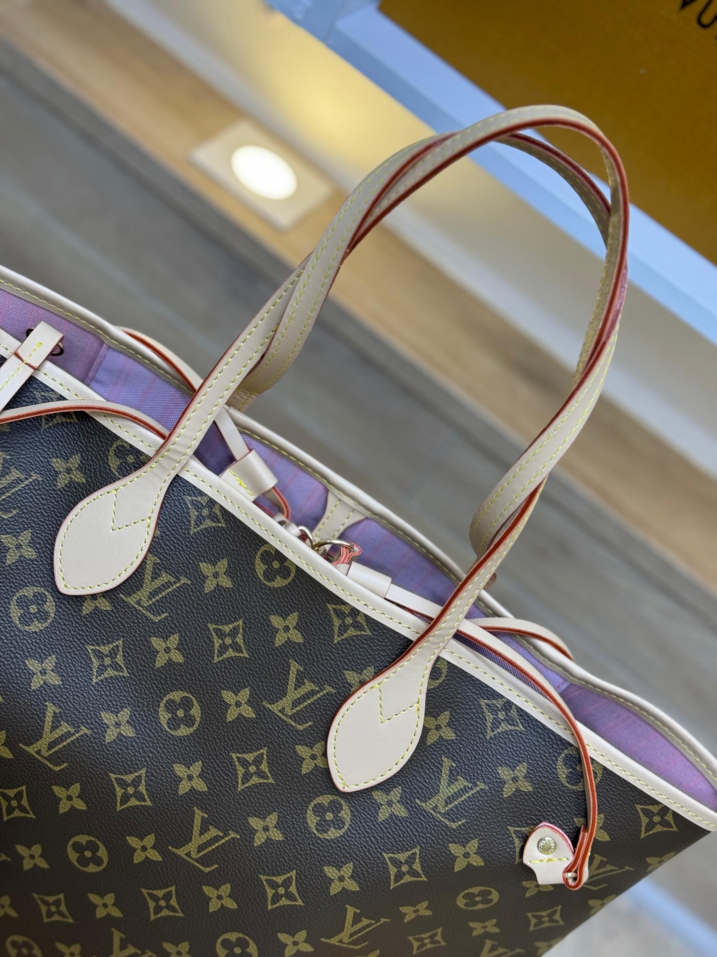 Bolso LV marron detalles morados