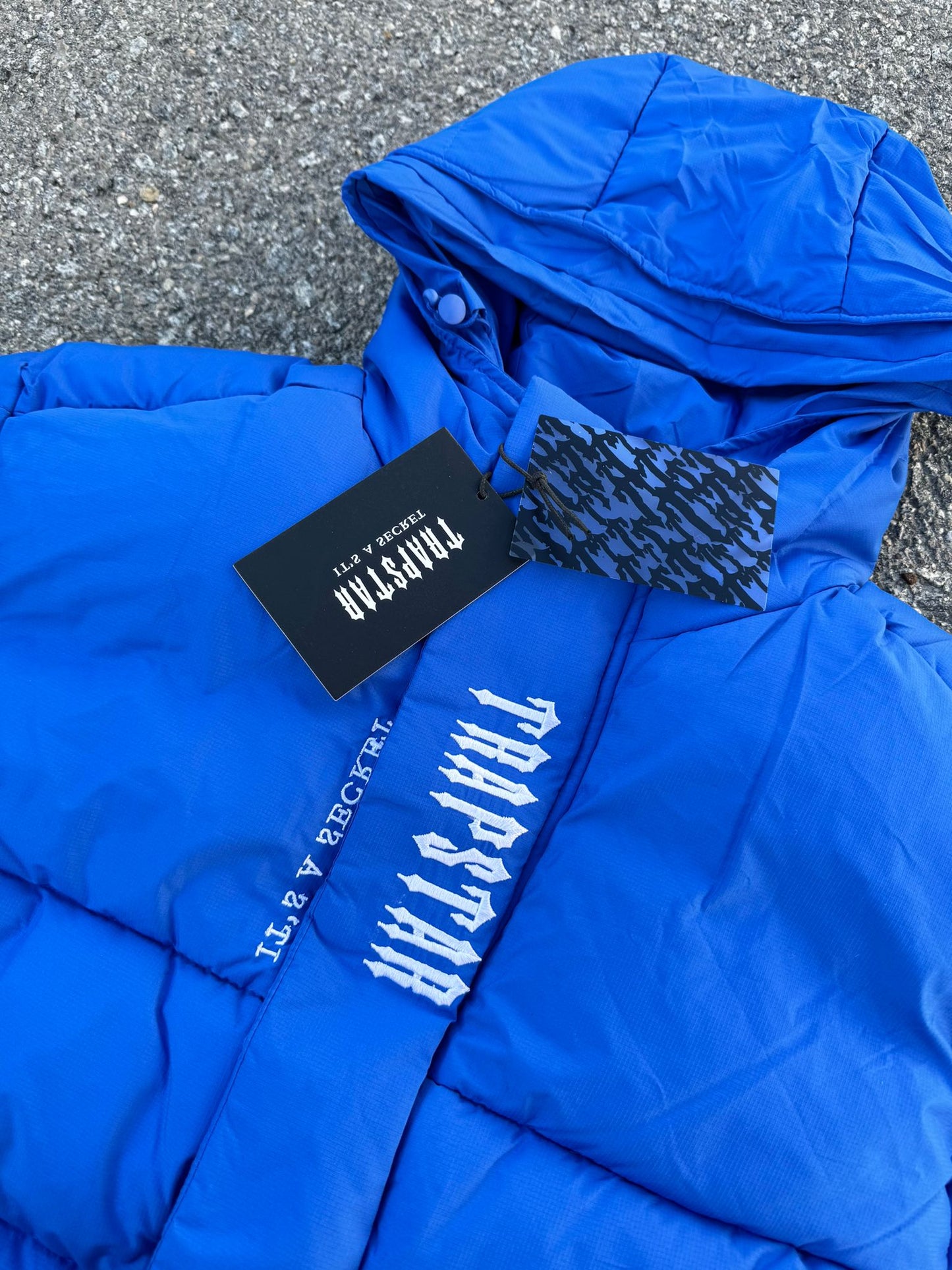 CHAQUETA TRAPSTAR AZUL LOGO BLANCO