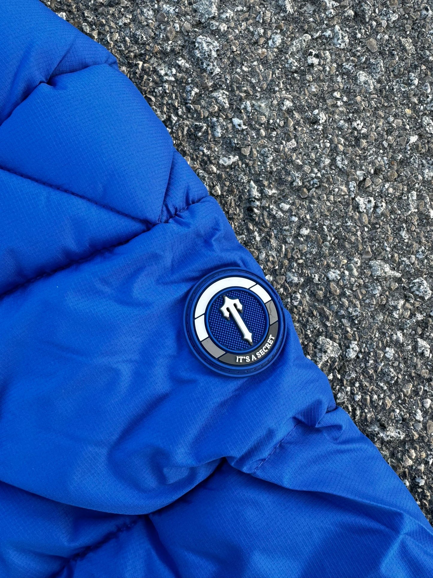 CHAQUETA TRAPSTAR AZUL LOGO BLANCO