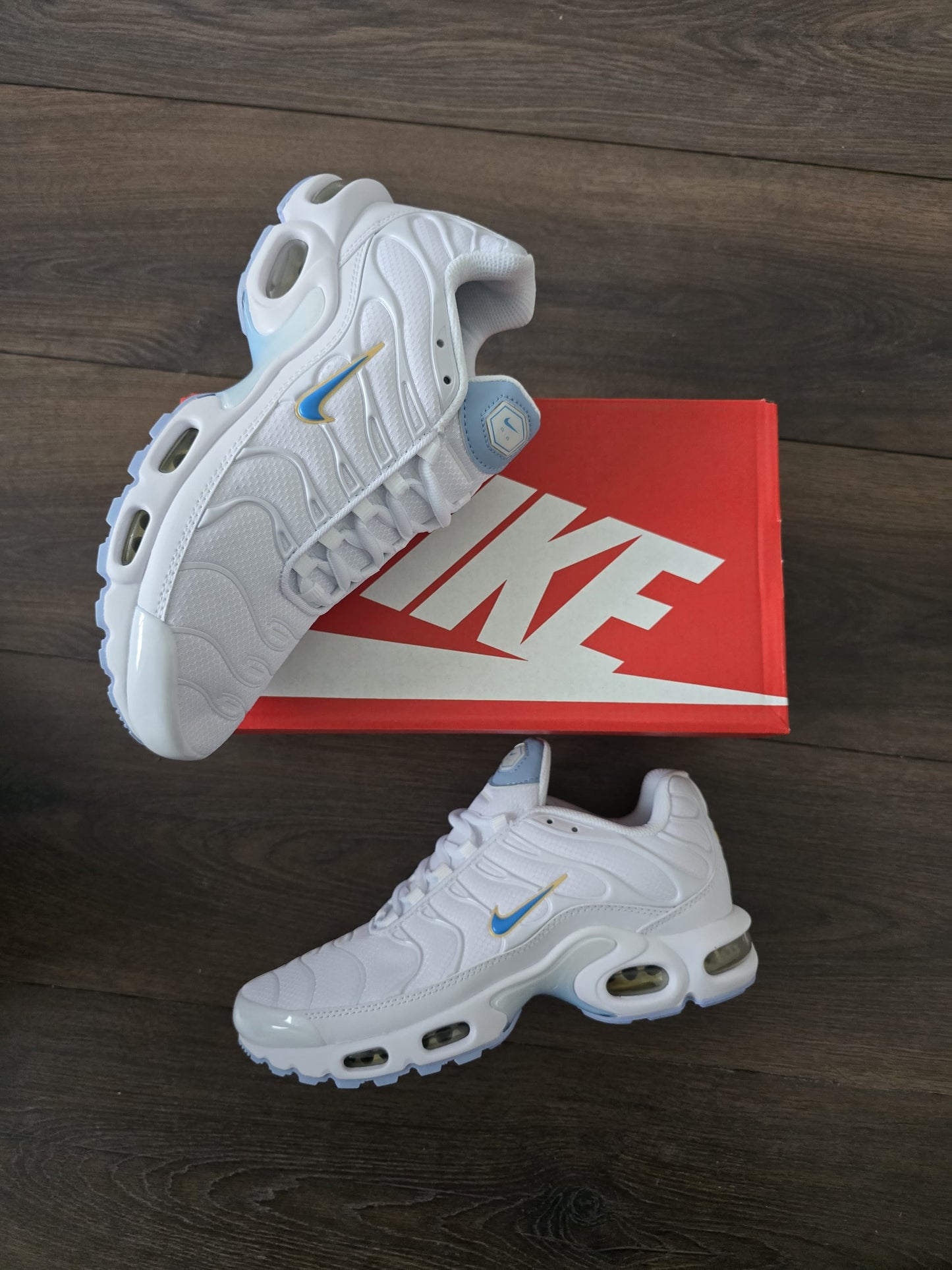 Tn blanca logo y lengueta azul