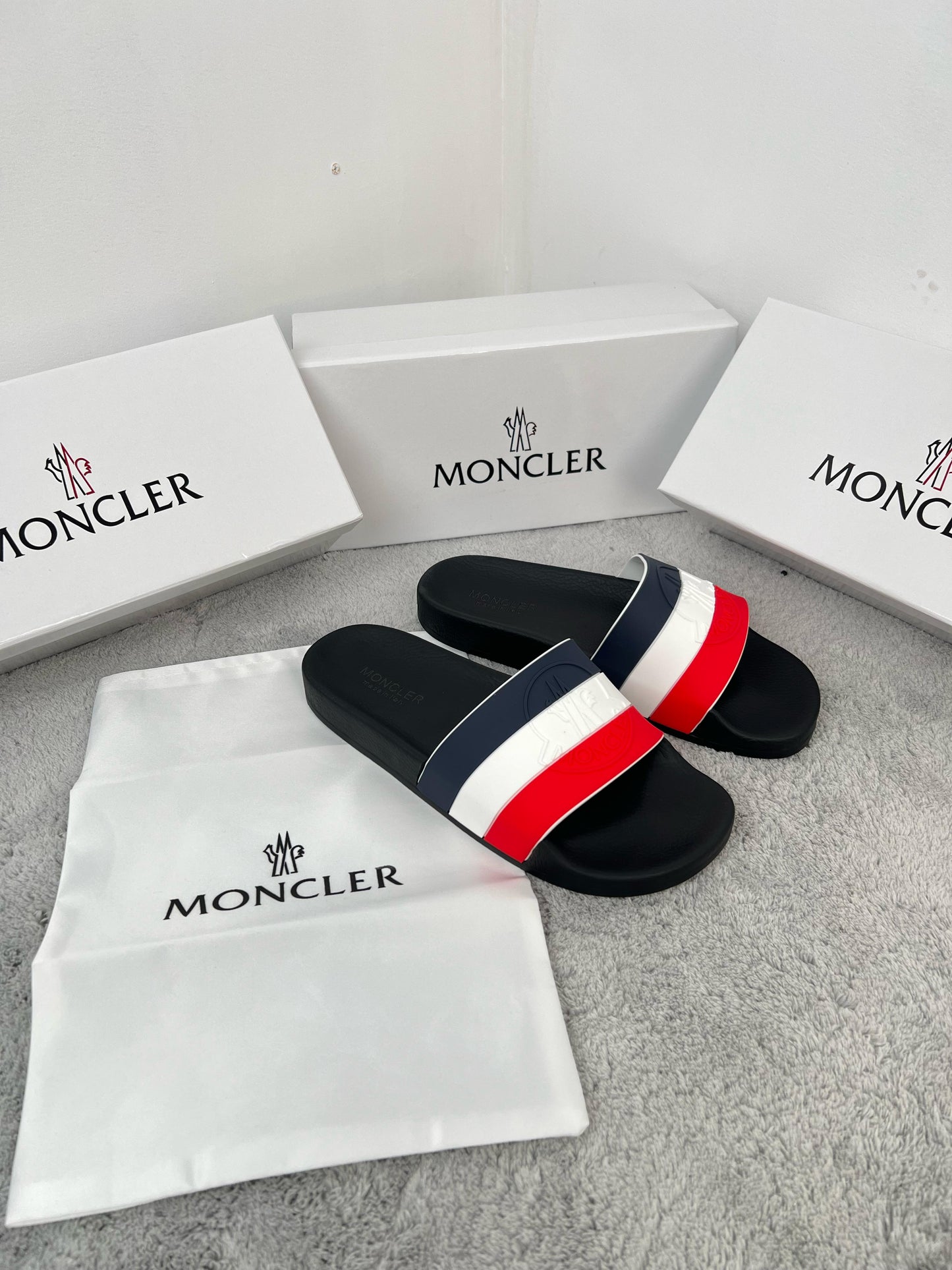 Chancla Moncler negra logo tricolor