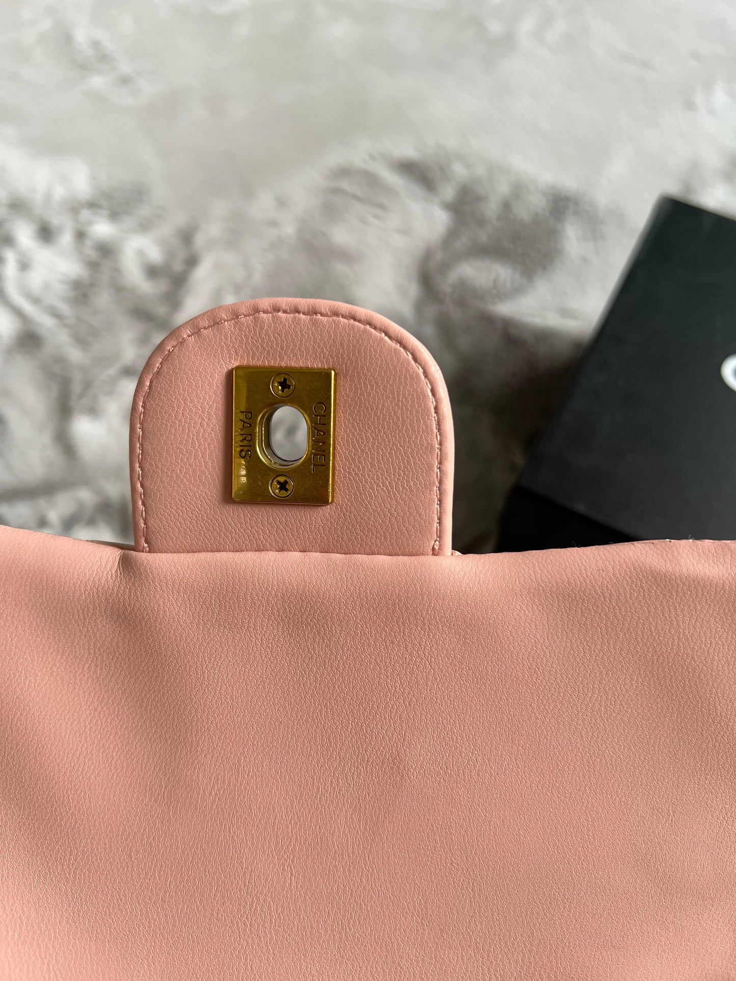 Bolso chanel rosa logo dorado