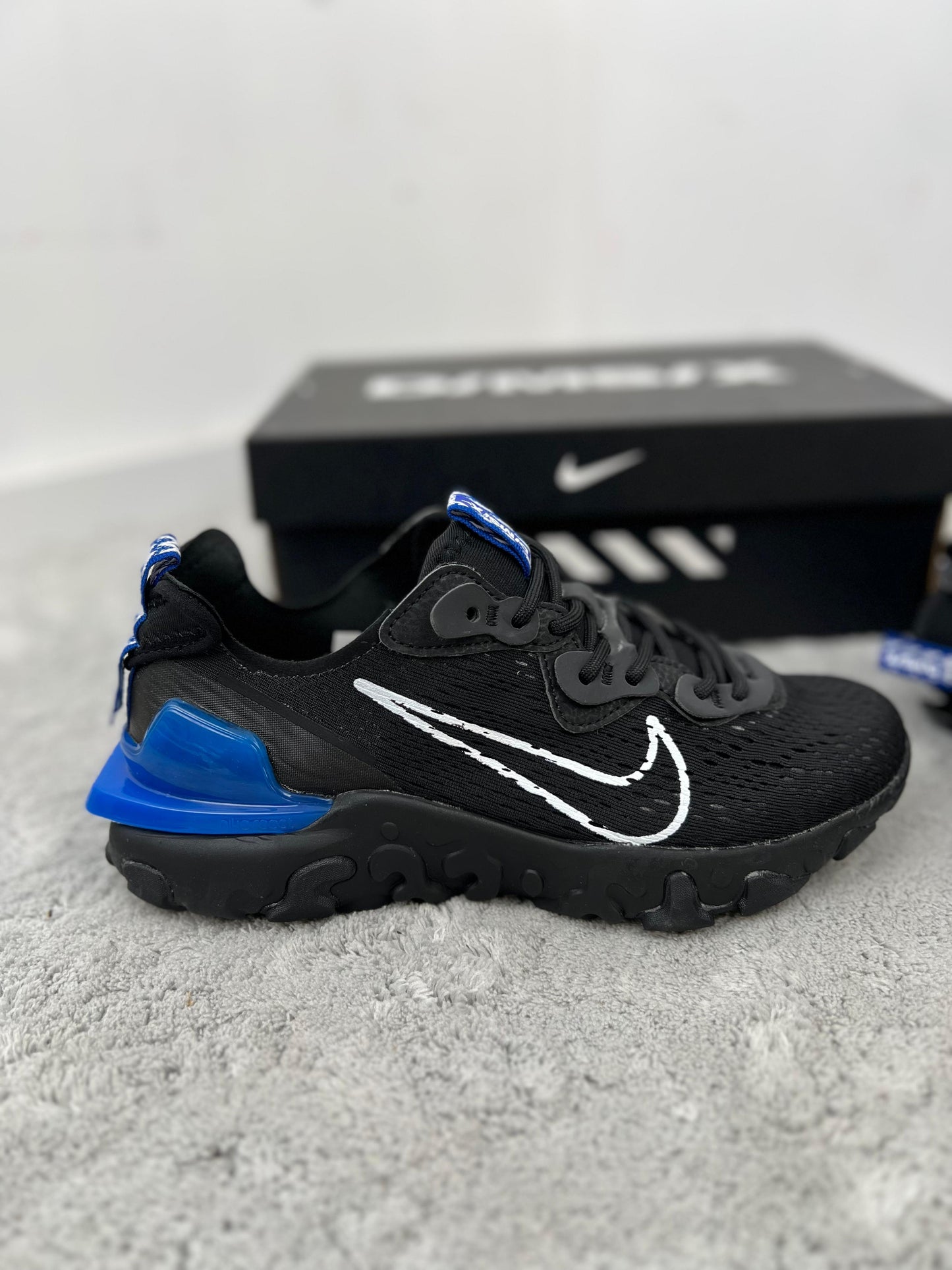 Nike react vision negras logo blanco detalle azul