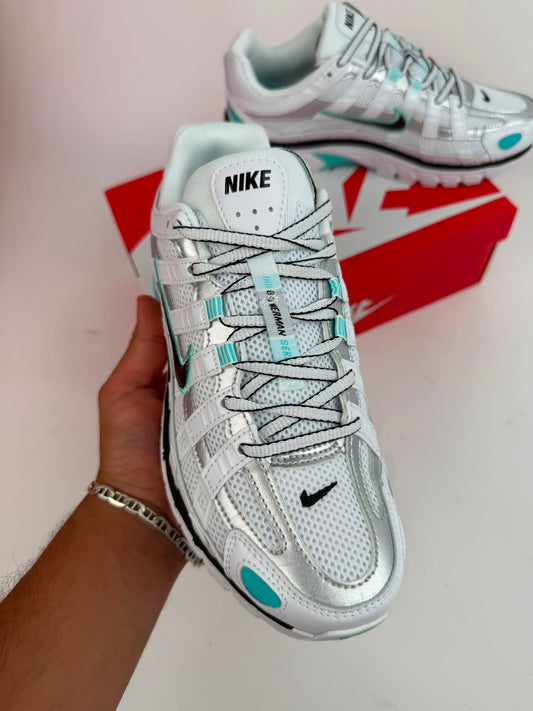 Nike P-6000 blancas detalles grises logo negro contorno azul