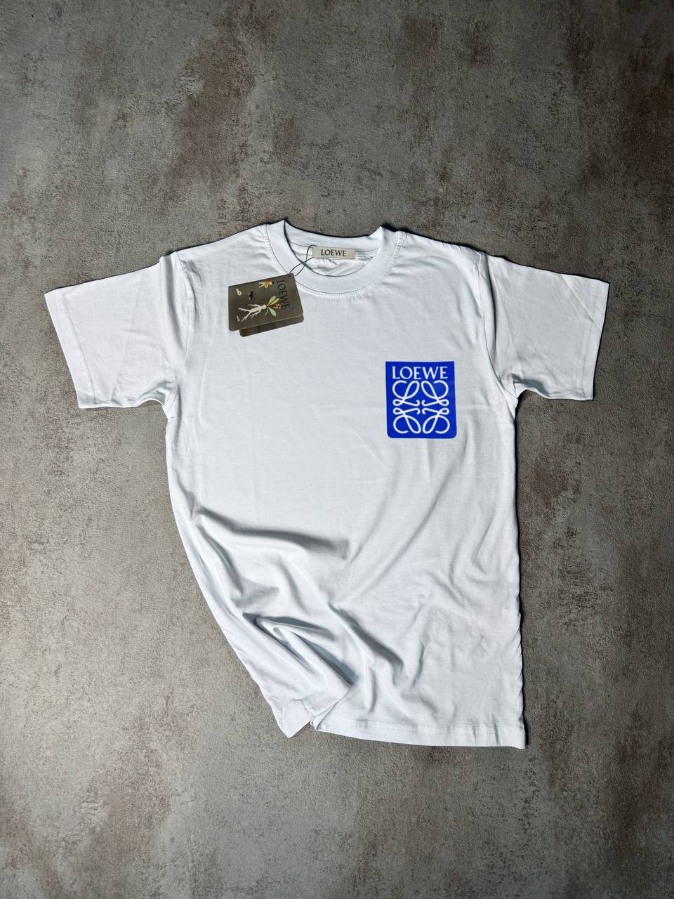 Camiseta Loewe blanca logo azul y blanco
