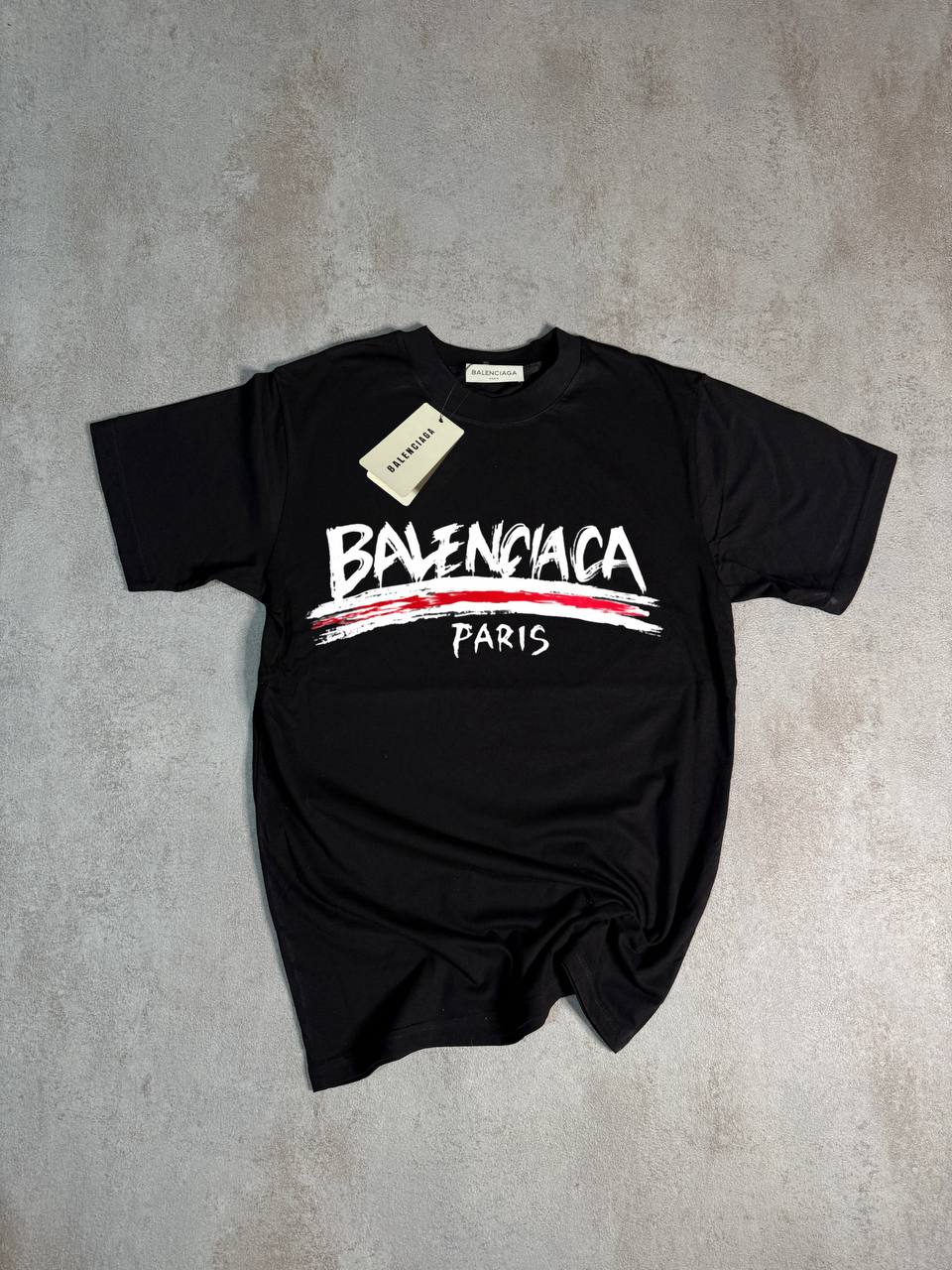 Camiseta Balenciaga negro logo blanco detalles rojos
