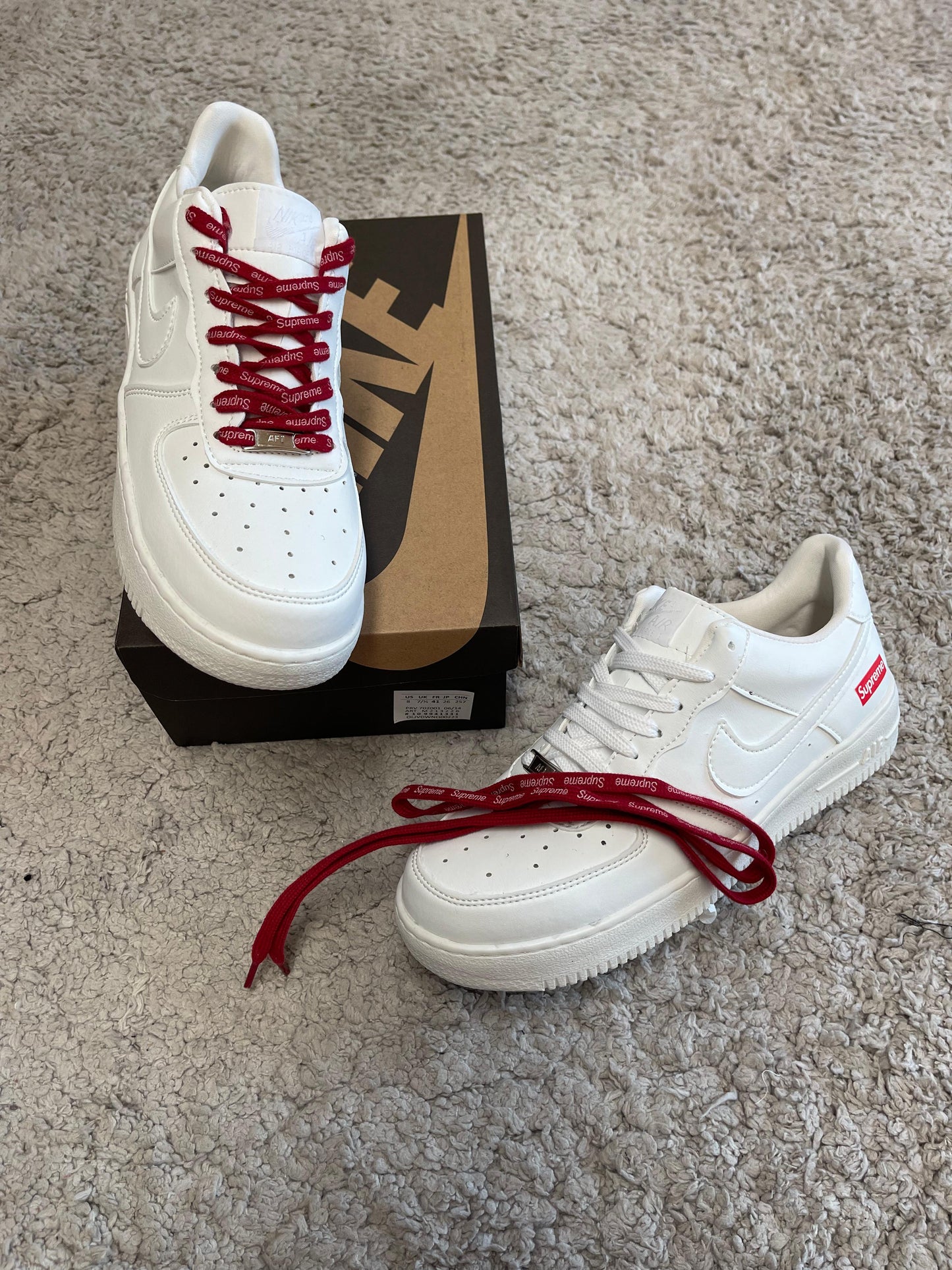 Air force blancas x Supreme logo rojo