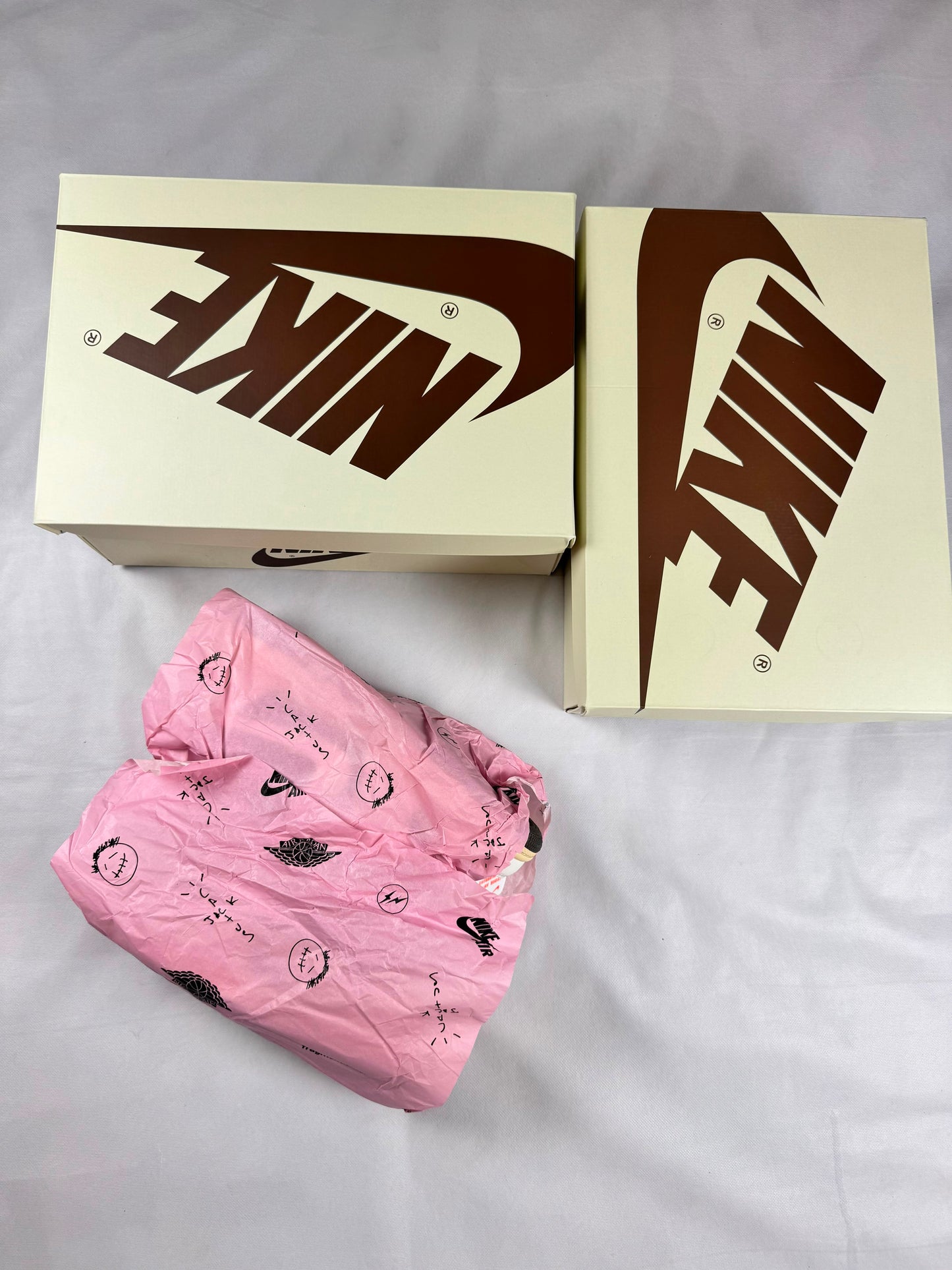 Air Jordan Low x Travis Scott blancas y marrones logo crema