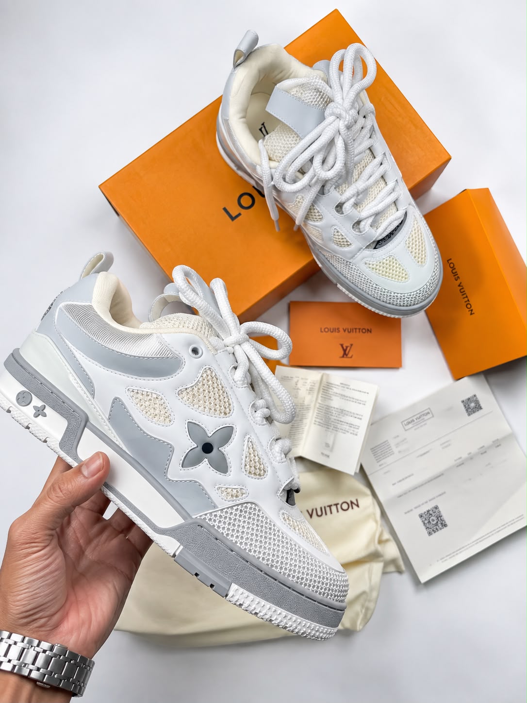LV skate blancas y grises detalles negros