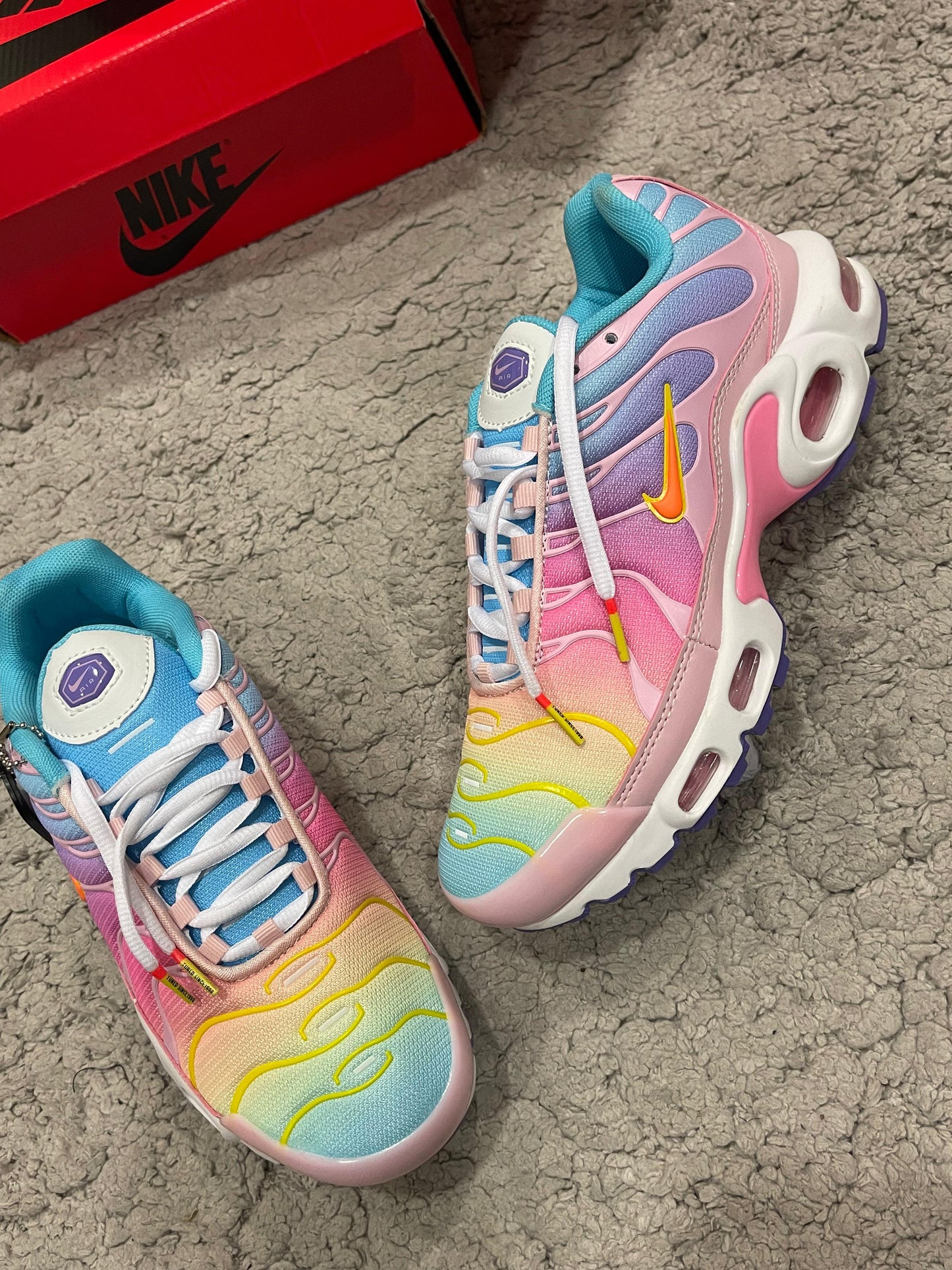 NIKE TN MULTICOLOR LOGO NARANJA DETALLES AMARILLOS