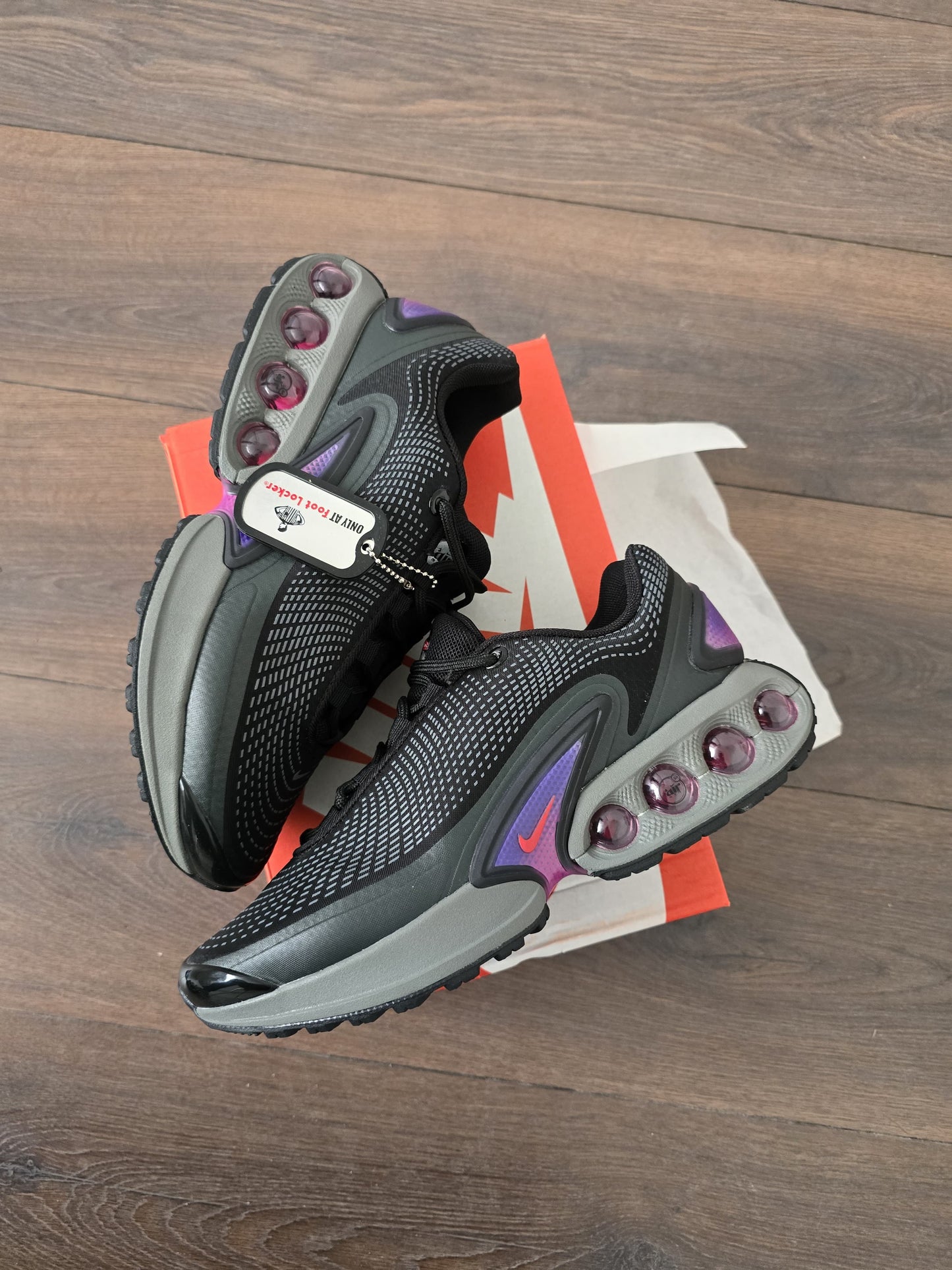 Air max dn negra logo rosa
