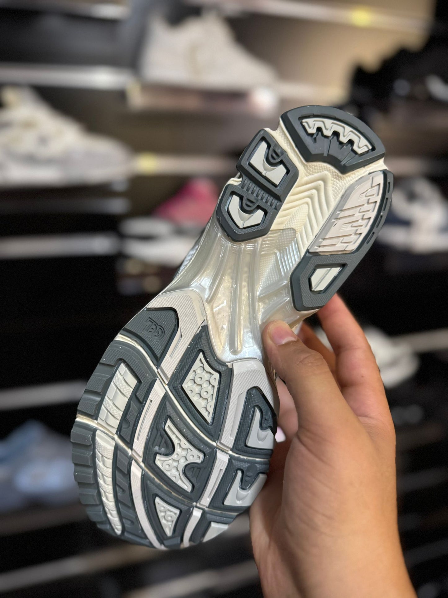 Asics blancos logo verde detalles grises