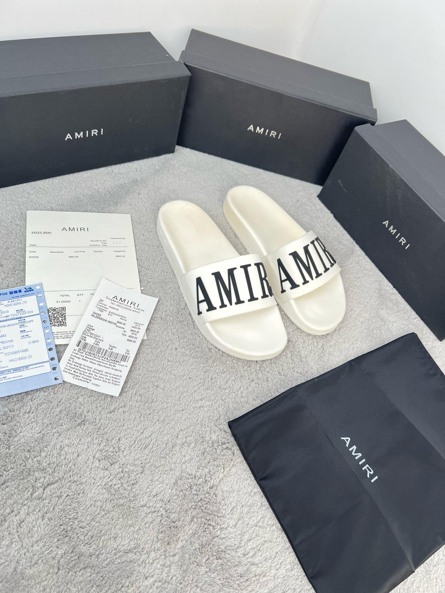 Chancla Amiri blanca logo negro