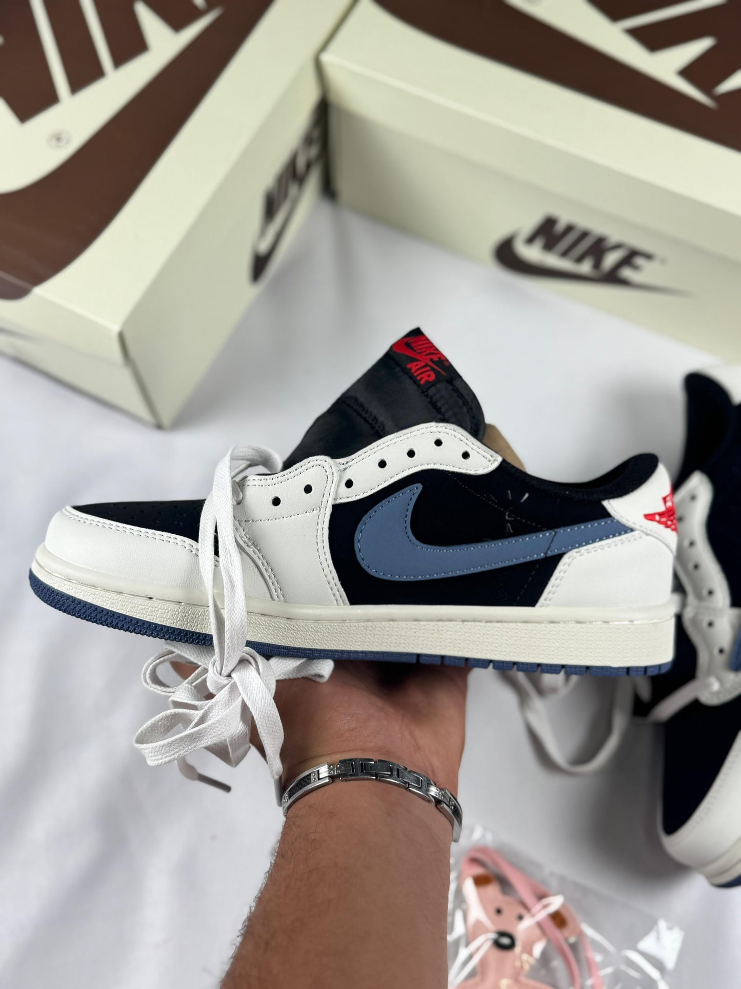 Air Jordan Low x Travis Scott blancas y negras logo azul