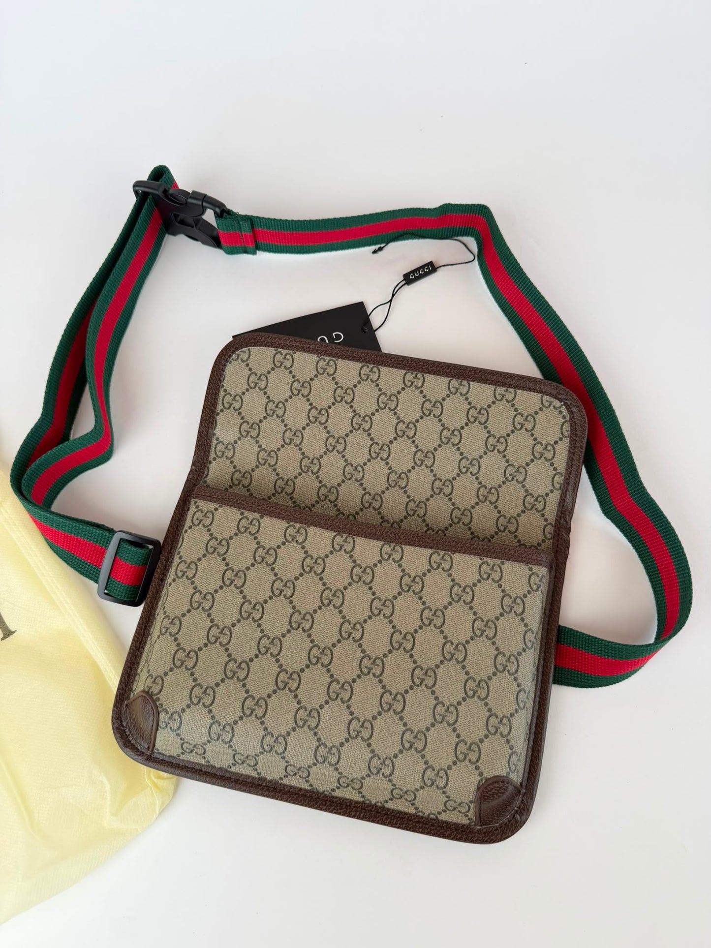 Bandolera Hombre Gucci beige detalles marrones correa verde y roja