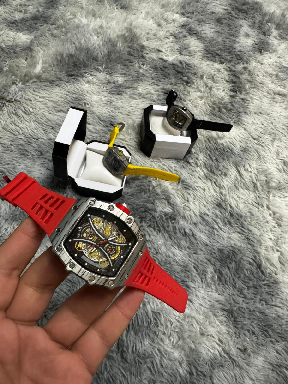 RELOJ RICHARD MILLE ROJO Y GRIS DETALLES AMARILLOS