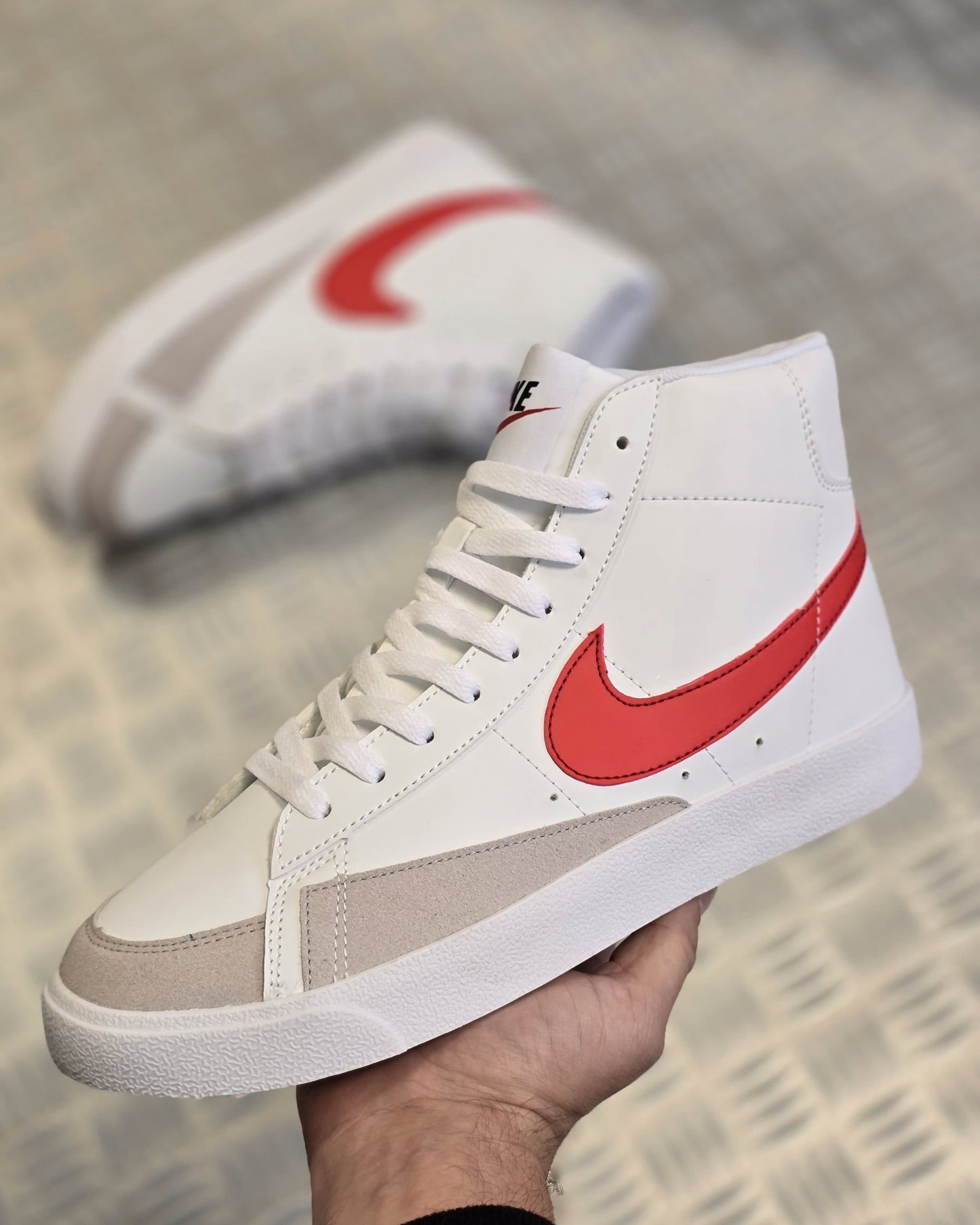 Blazer blanca logo rojo