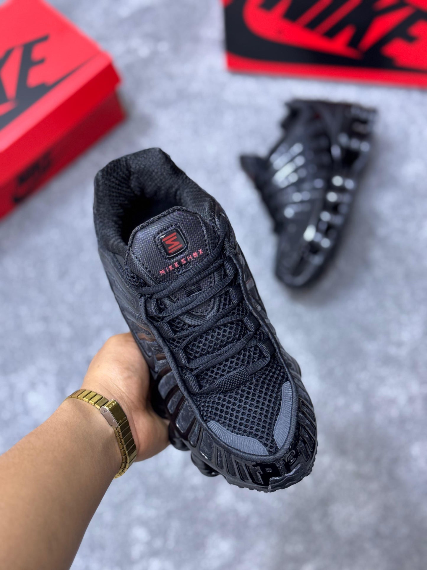 Shox negras logo rojo