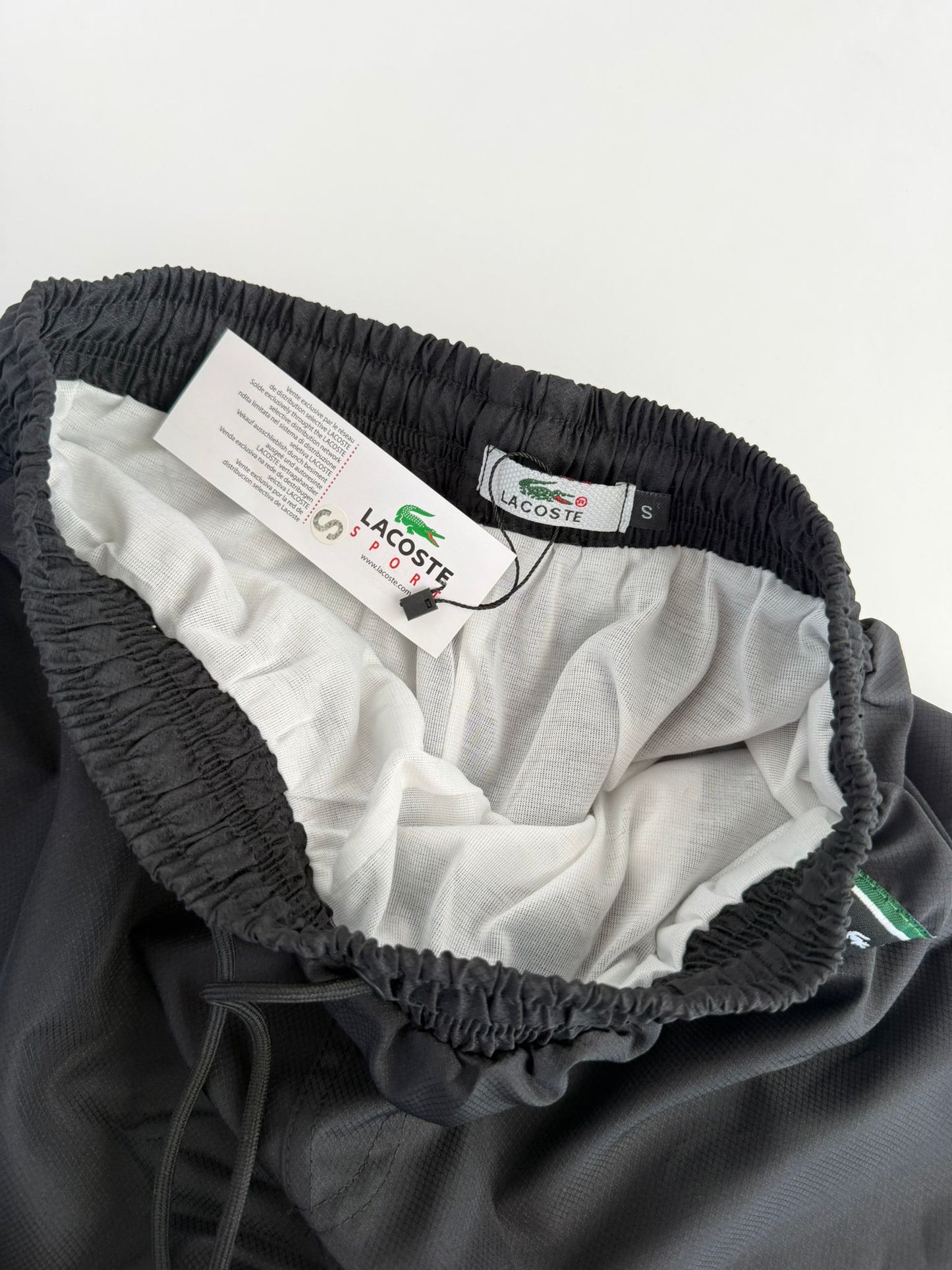 Pantalon Corto Lacoste negras logo verde lineas laterales
