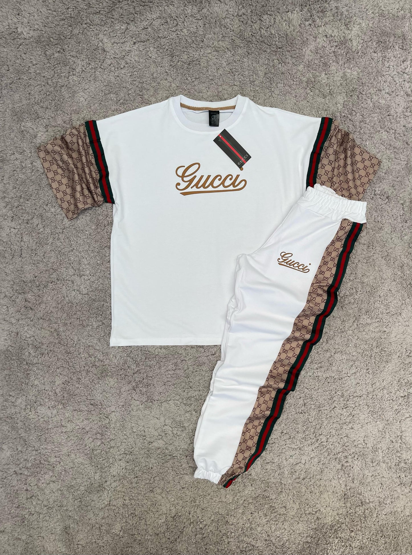 CONJUNTO GUCCI blanco logo dorado detalles rojos