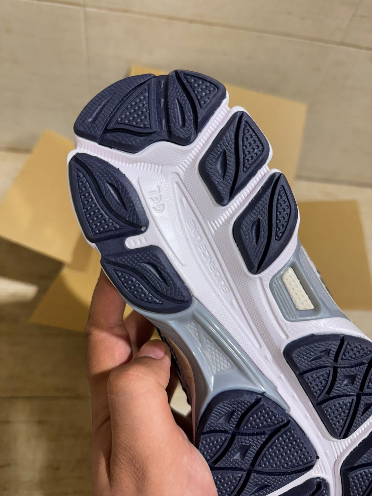 Asics blancos logo negro detalles grises