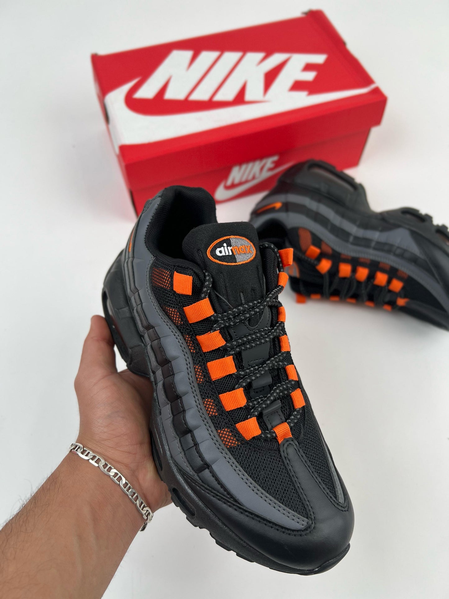Air max 95 gris logo naranja