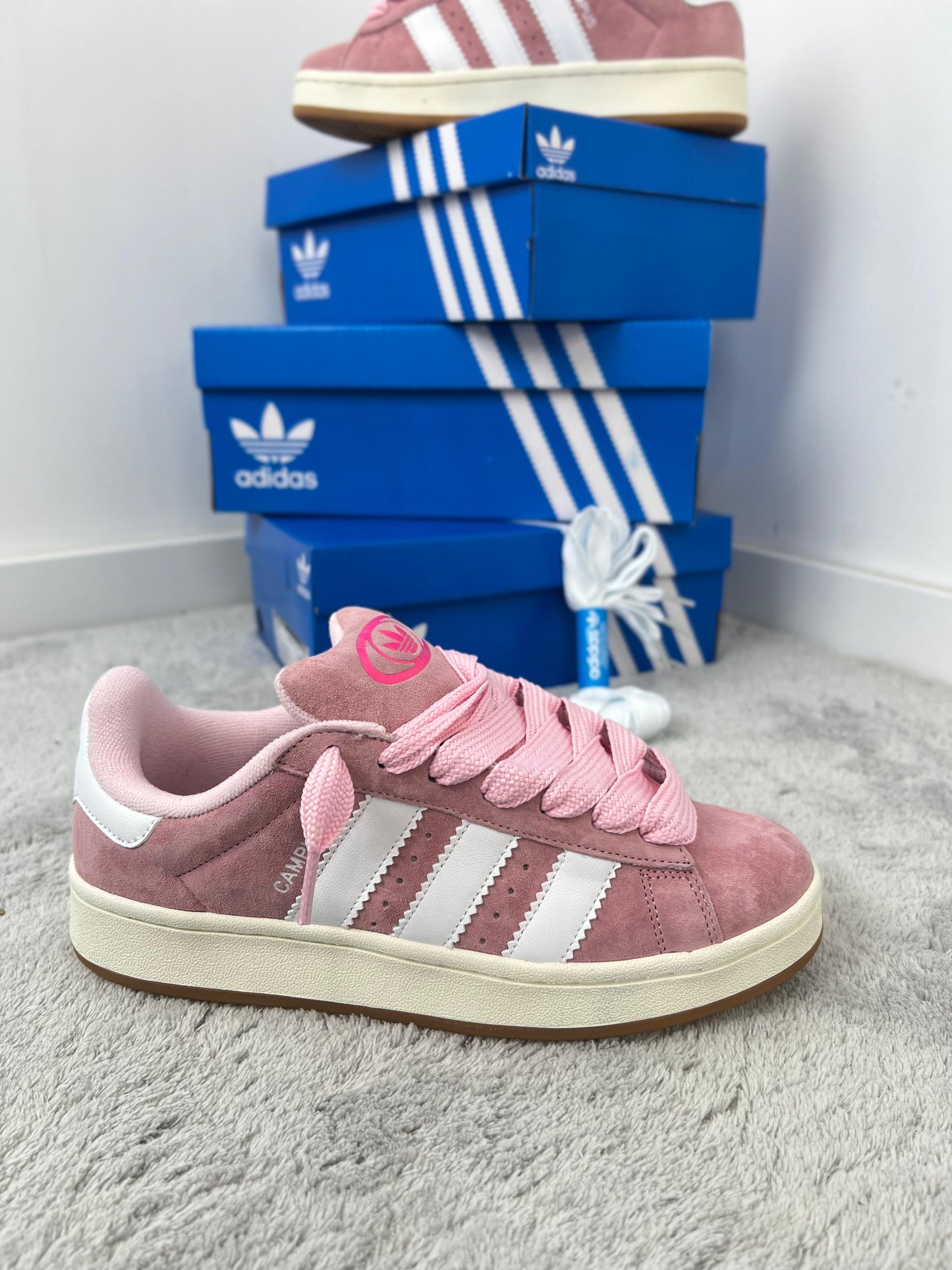 Adidas campus rosa logo blanco