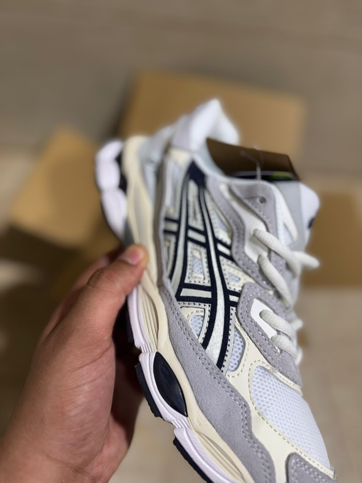 Asics blancos logo negro detalles grises
