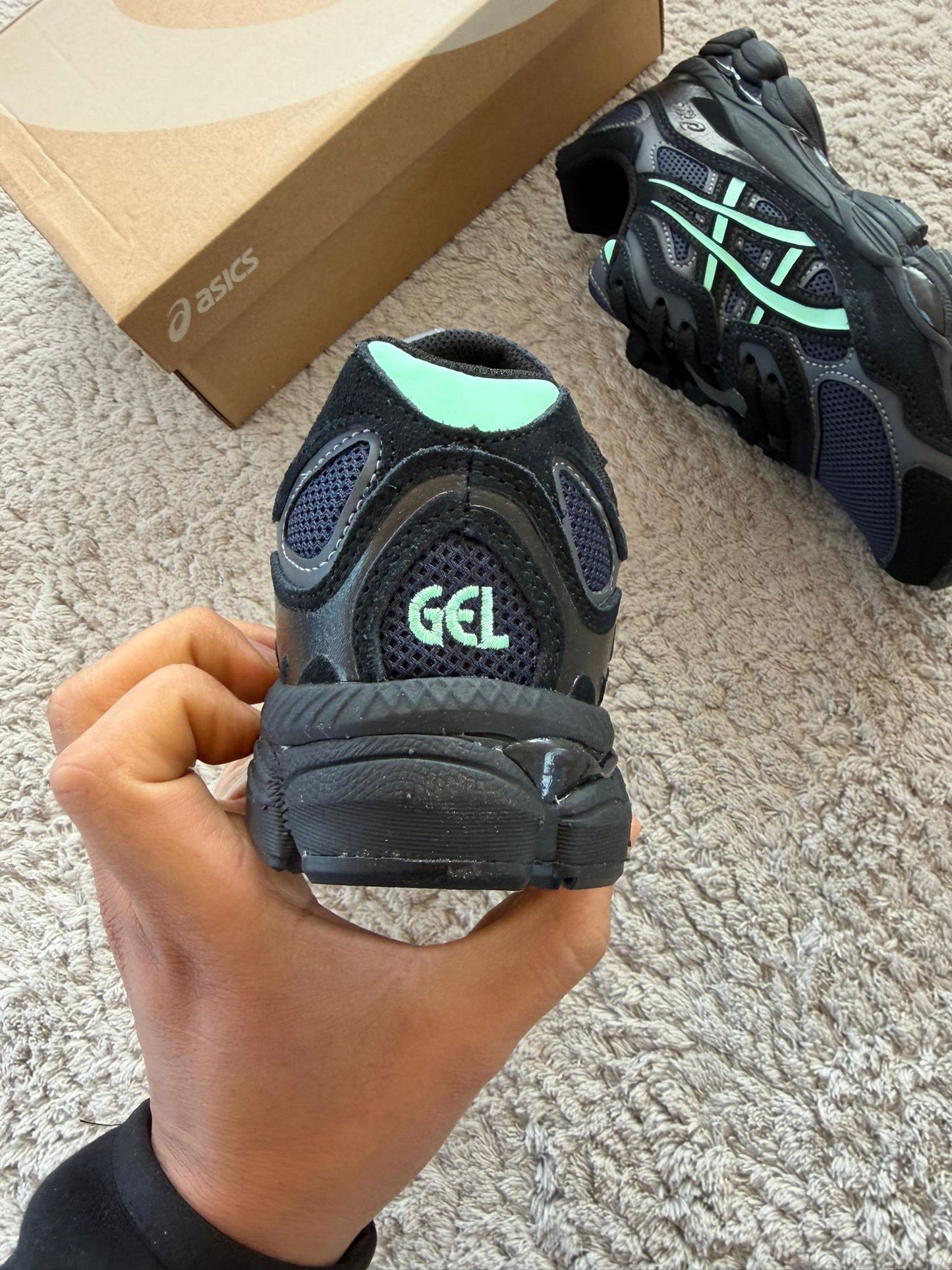 ASICS GEL-NYC negras azul marino logo azul claro