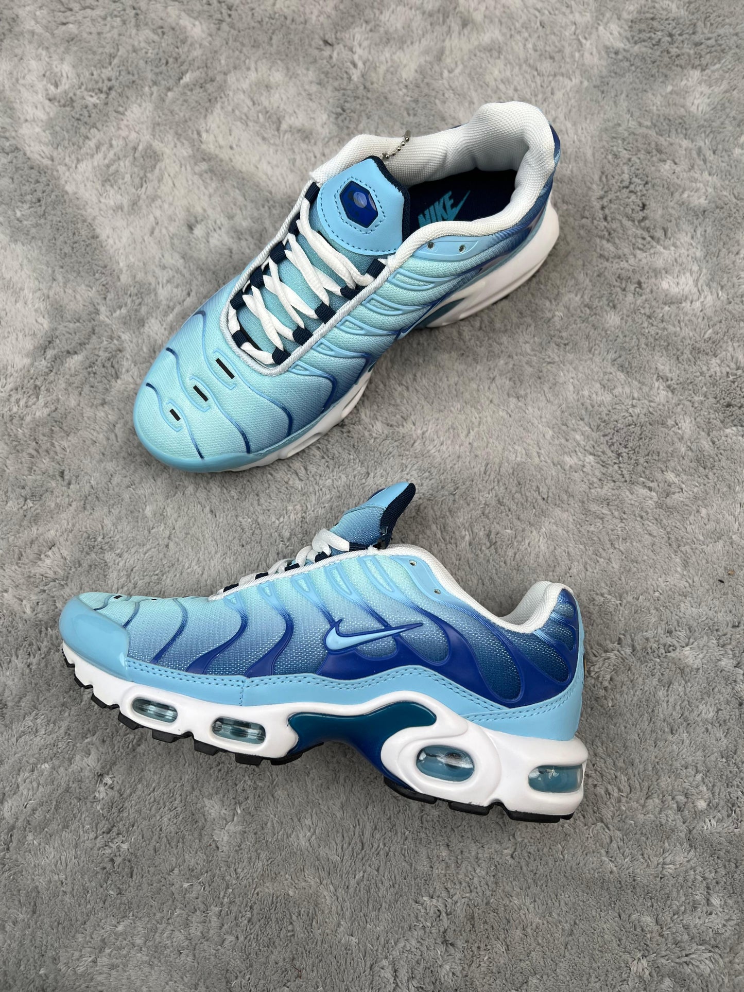 Nike tn azul degradado logo azul contorno negro