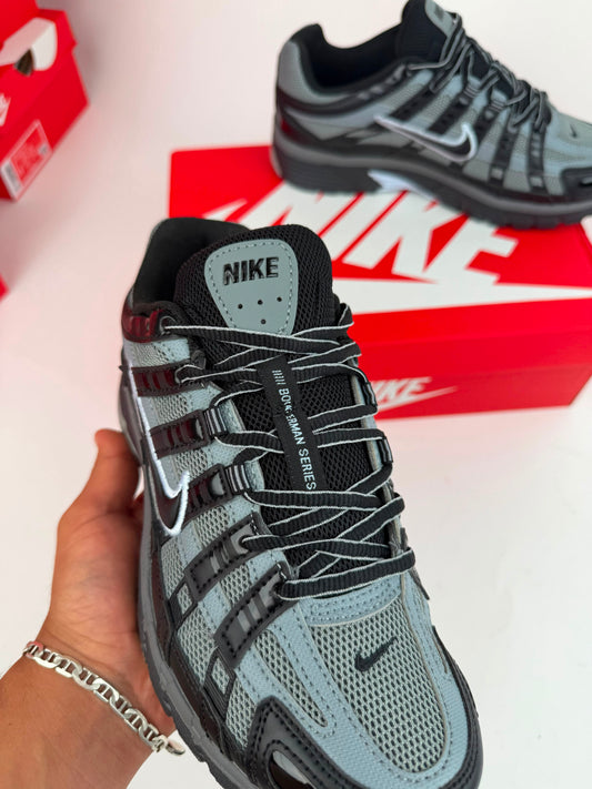 Nike P-6000 negras y grises logo negro contorno azul