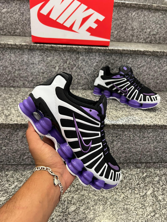 Shox negras y blancas logo negro contorno morado