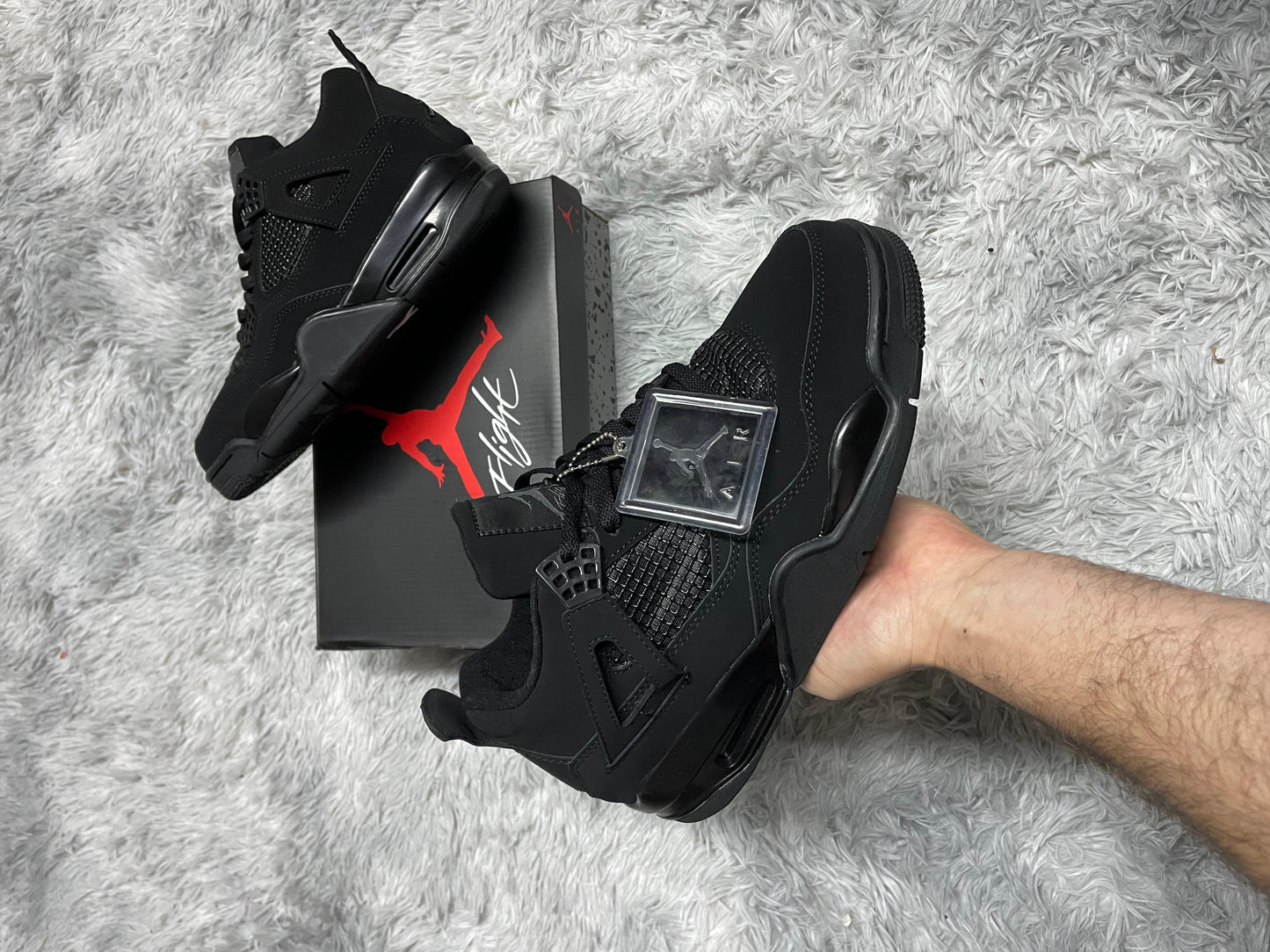 JORDAN 4 NEGRAS logo gris